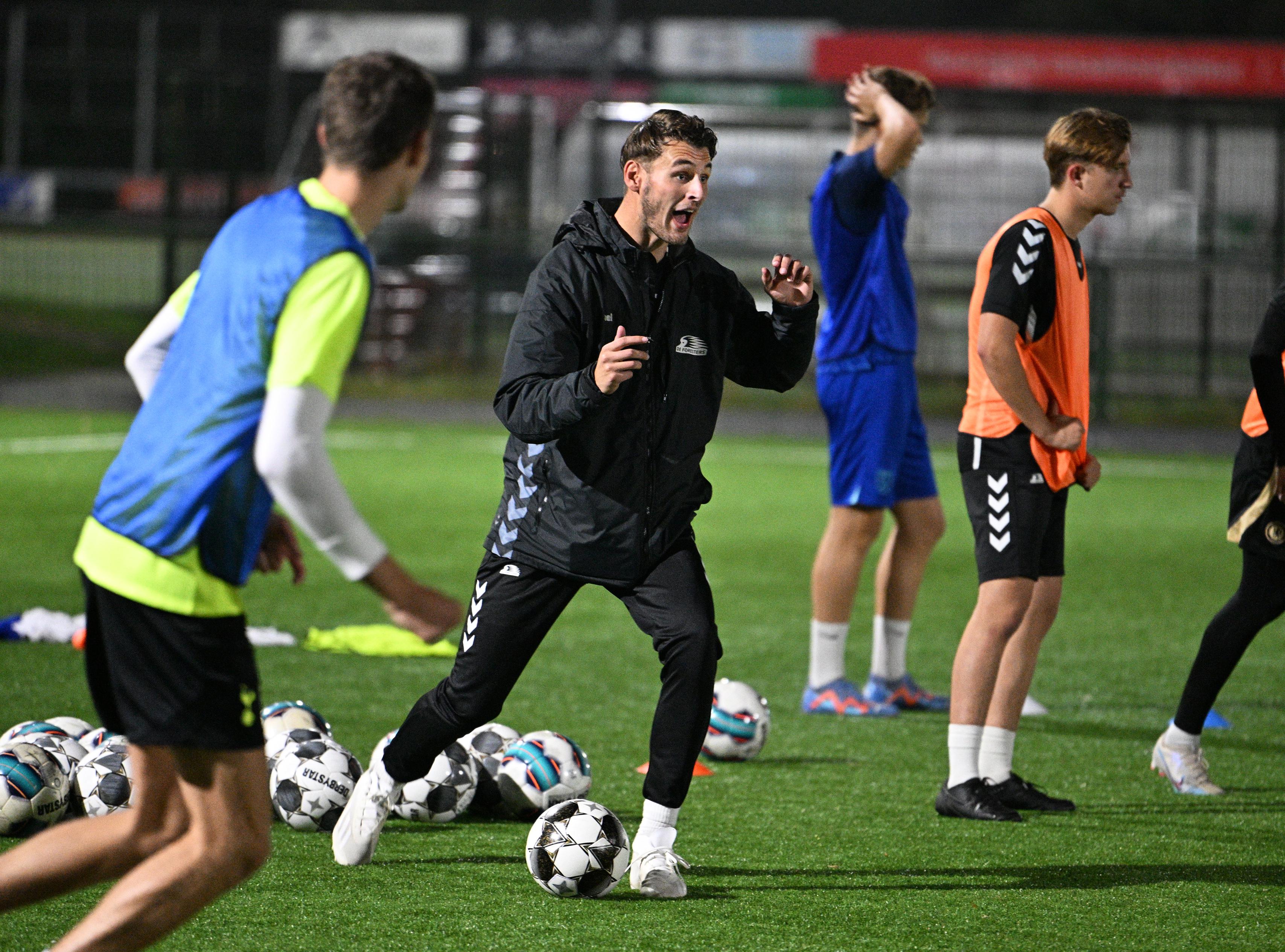 Trainer tussen vrienden; 23-jarige Robbert Michielsen ziet momenteel ...