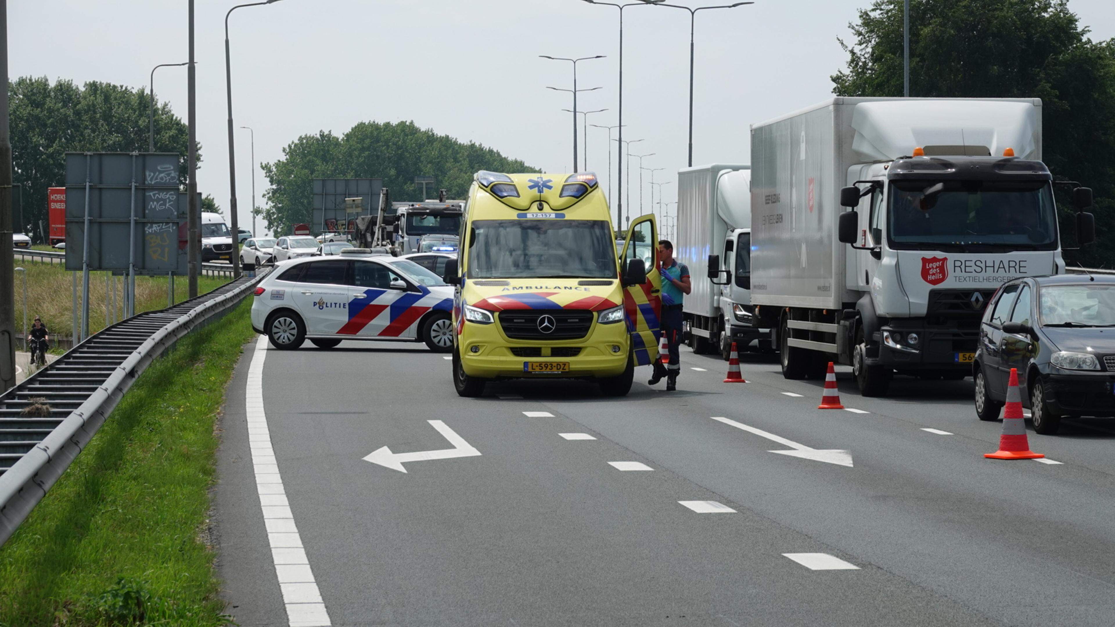 Botsing tussen auto en motorrijder met passagier in Wormerveer