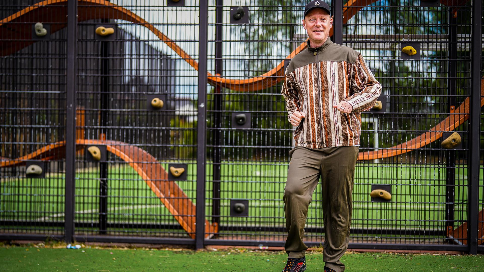 Jeroen Kinsbergen, hakkend bij de voetbalkooi in Weidevenne. 