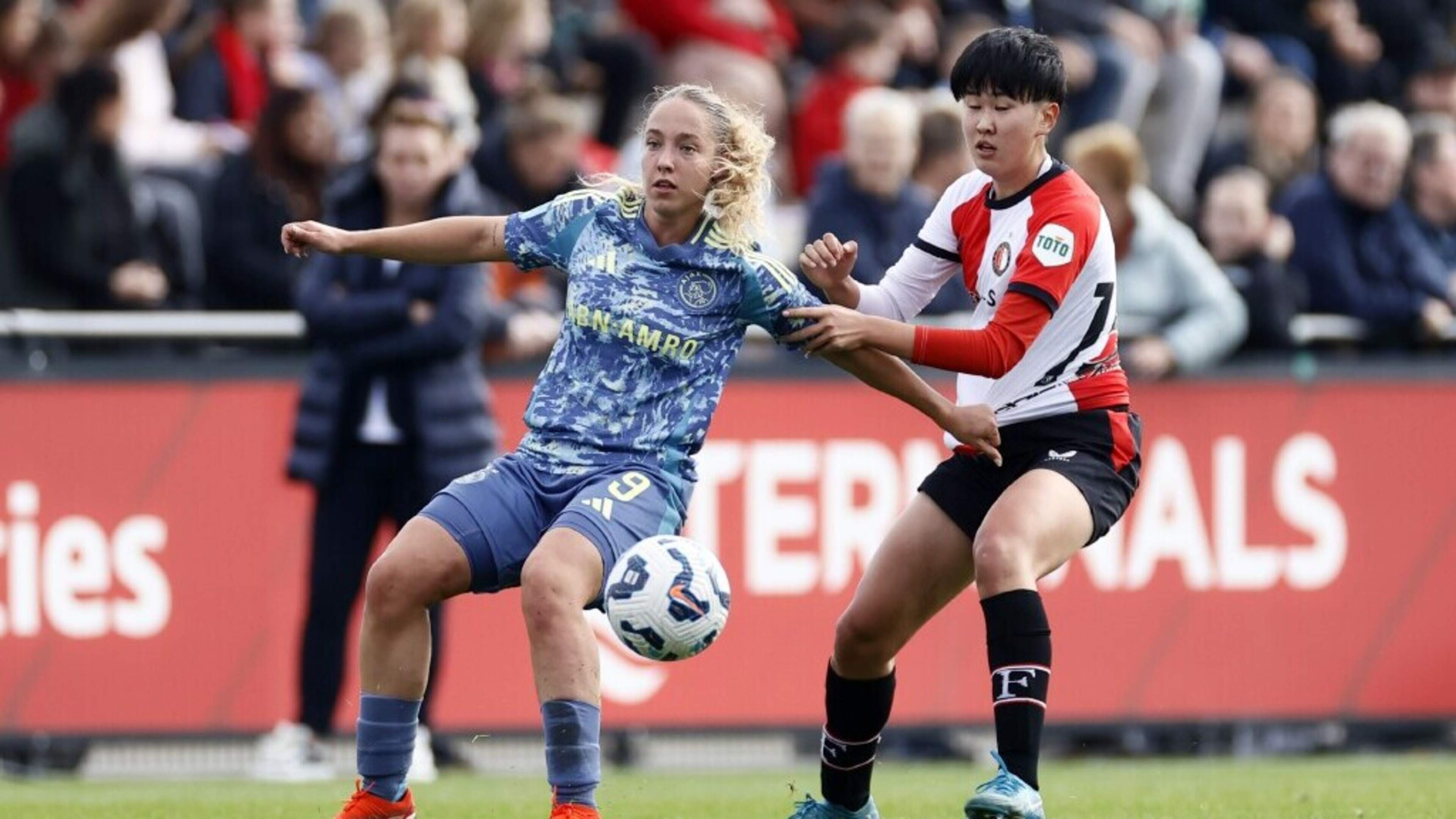 Voetbalsters Ajax winnen van Feyenoord in ArenA