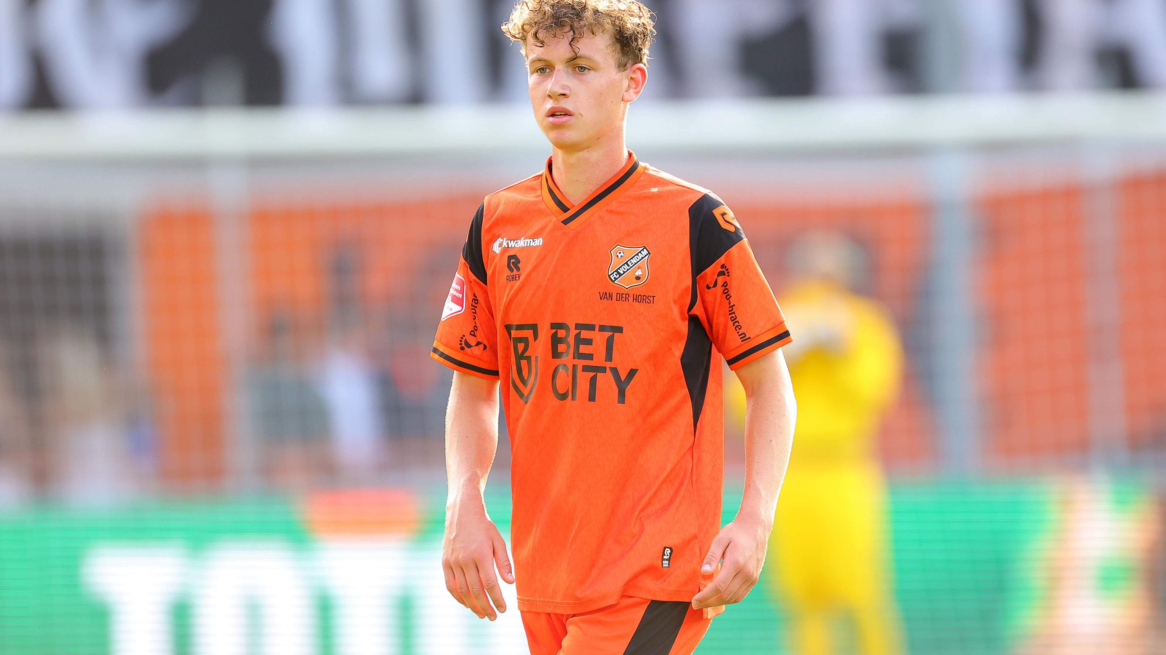 Mika (19), de allereerste profvoetballer van Marken, maakt het voormalige eiland trots: ‘Regelmatig 