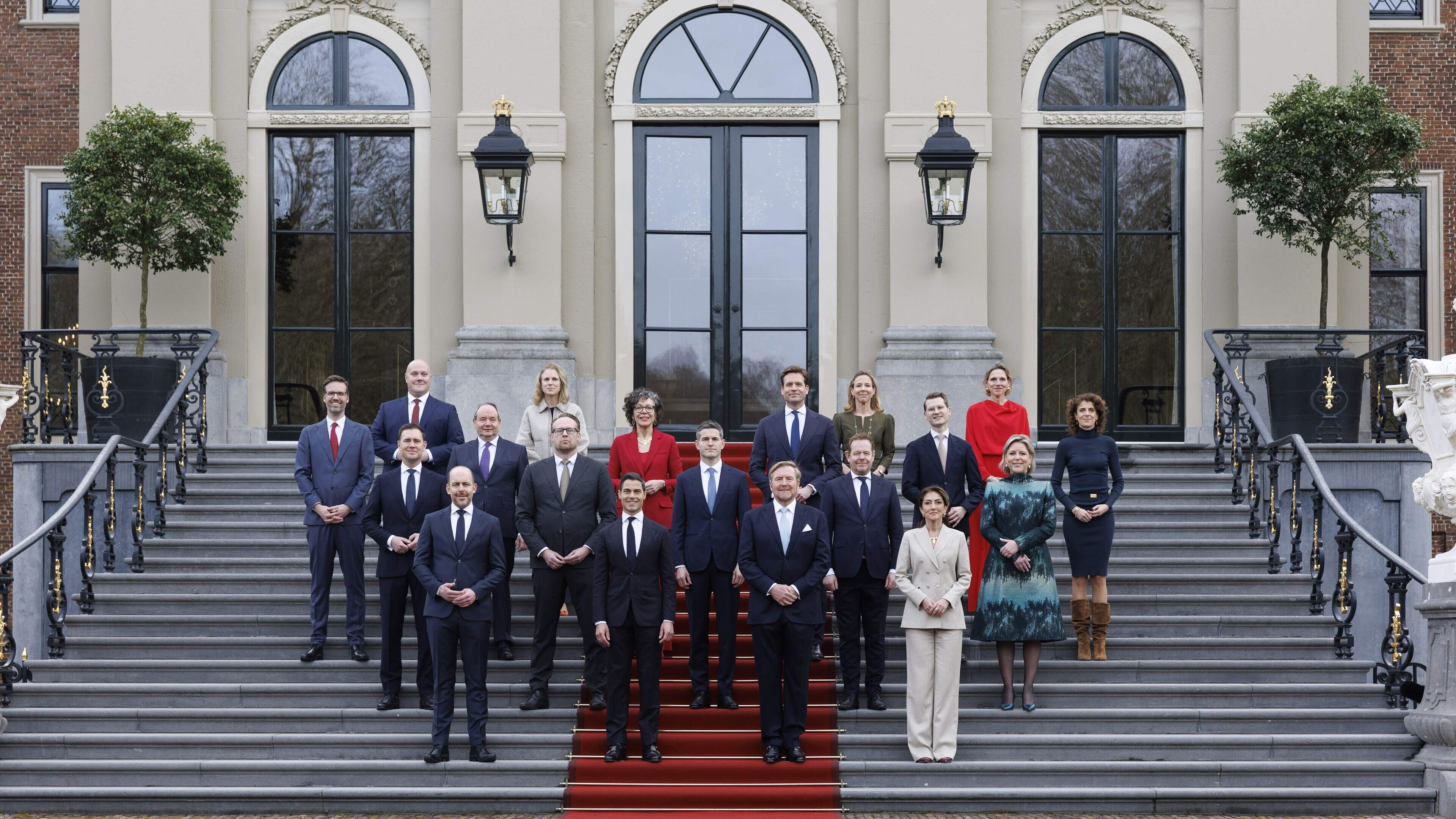Twelve ministers opt for oath and twelve for affirmation at Jetten cabinet swearing-in; protest at official photo op