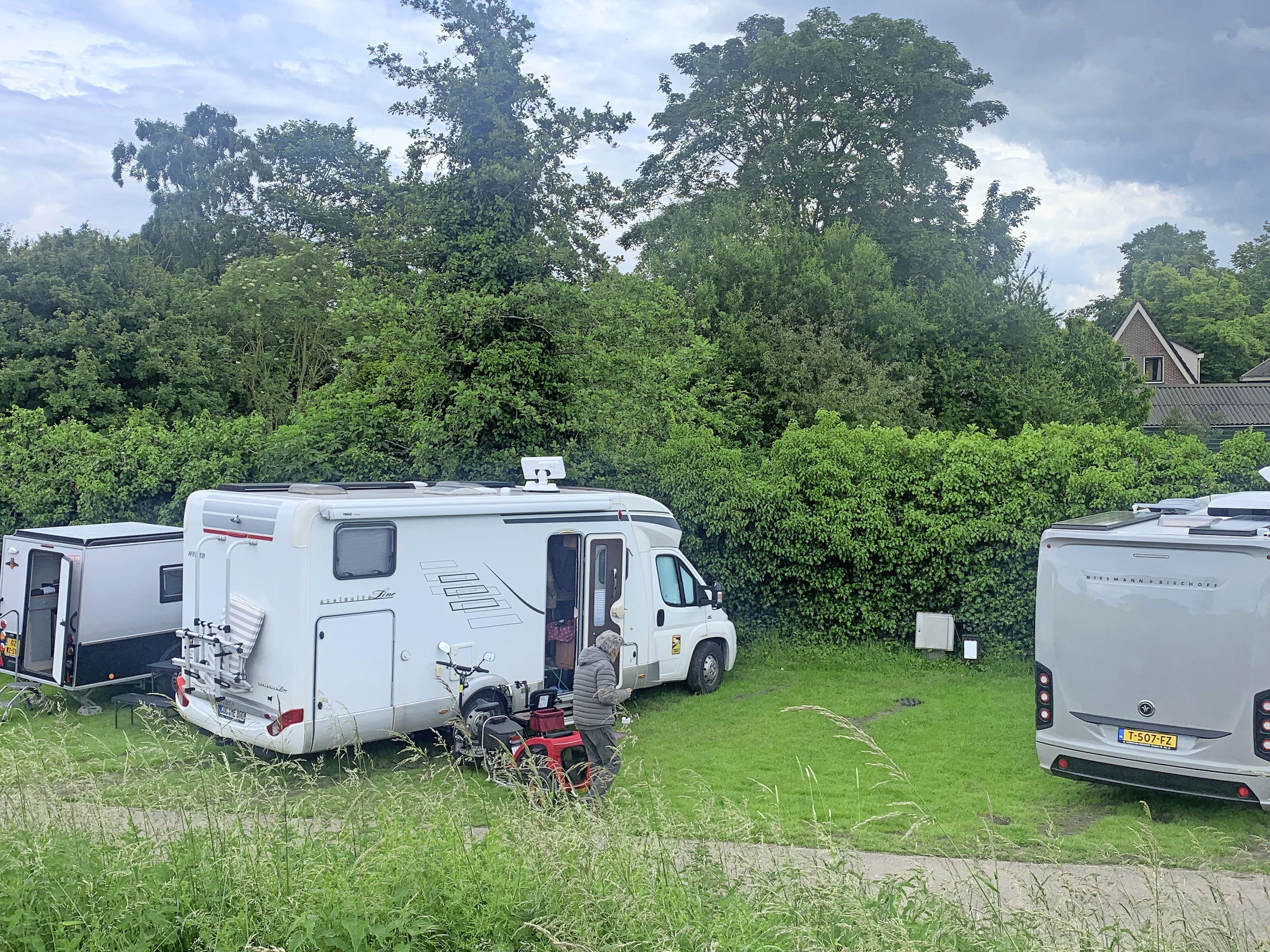 Enkhuizen wil voor 1,4 miljoen parkeerterrein aan noordkant stad achter camping  de Vest aanleggen | Noordhollands Dagblad