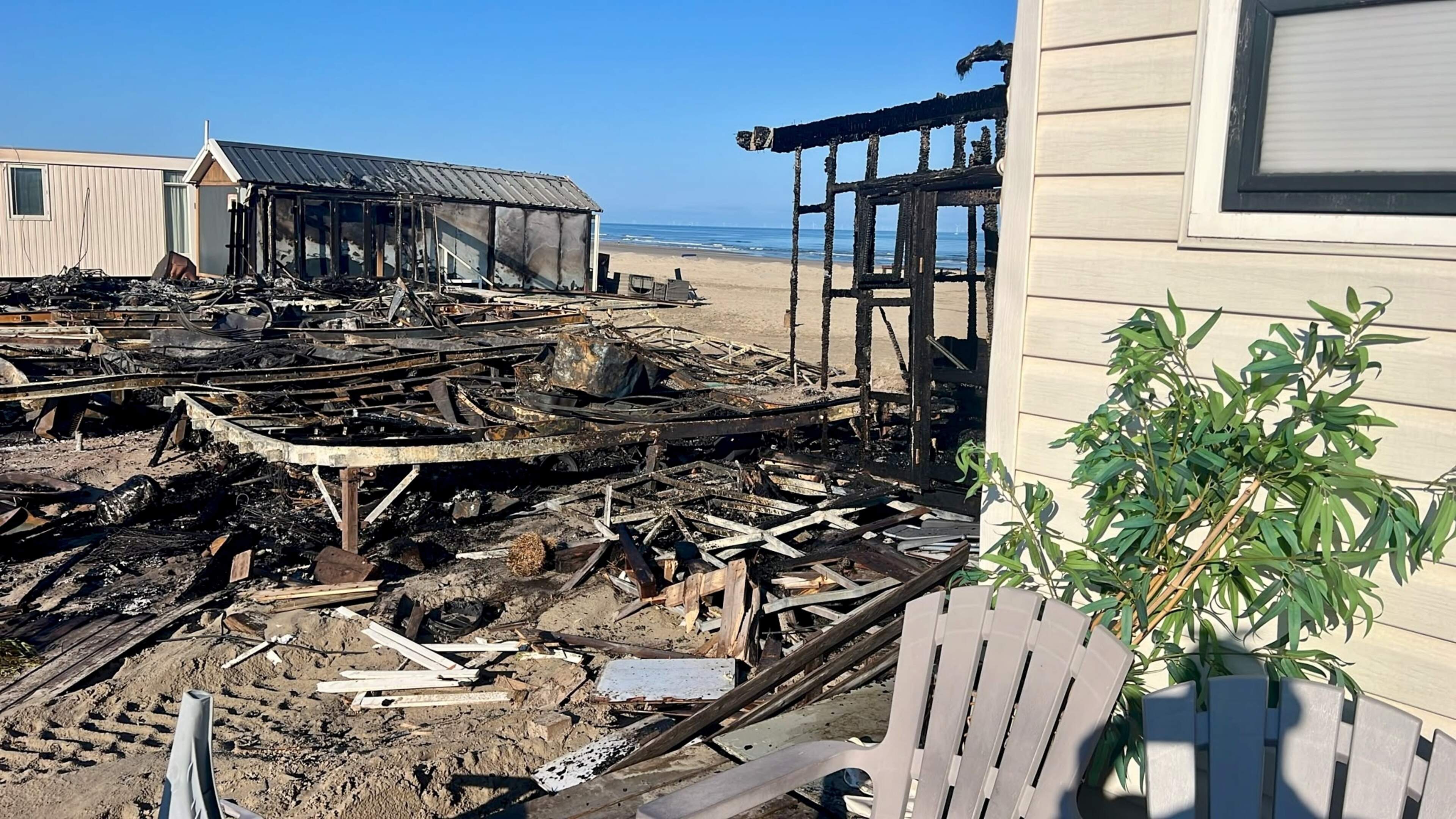 Jay (24) start inzamelingsactie voor onverzekerde buren die werden getroffen door brand Wijk aan Zee: ’Nieuw huisje kost zestig à zeventig ruggen’