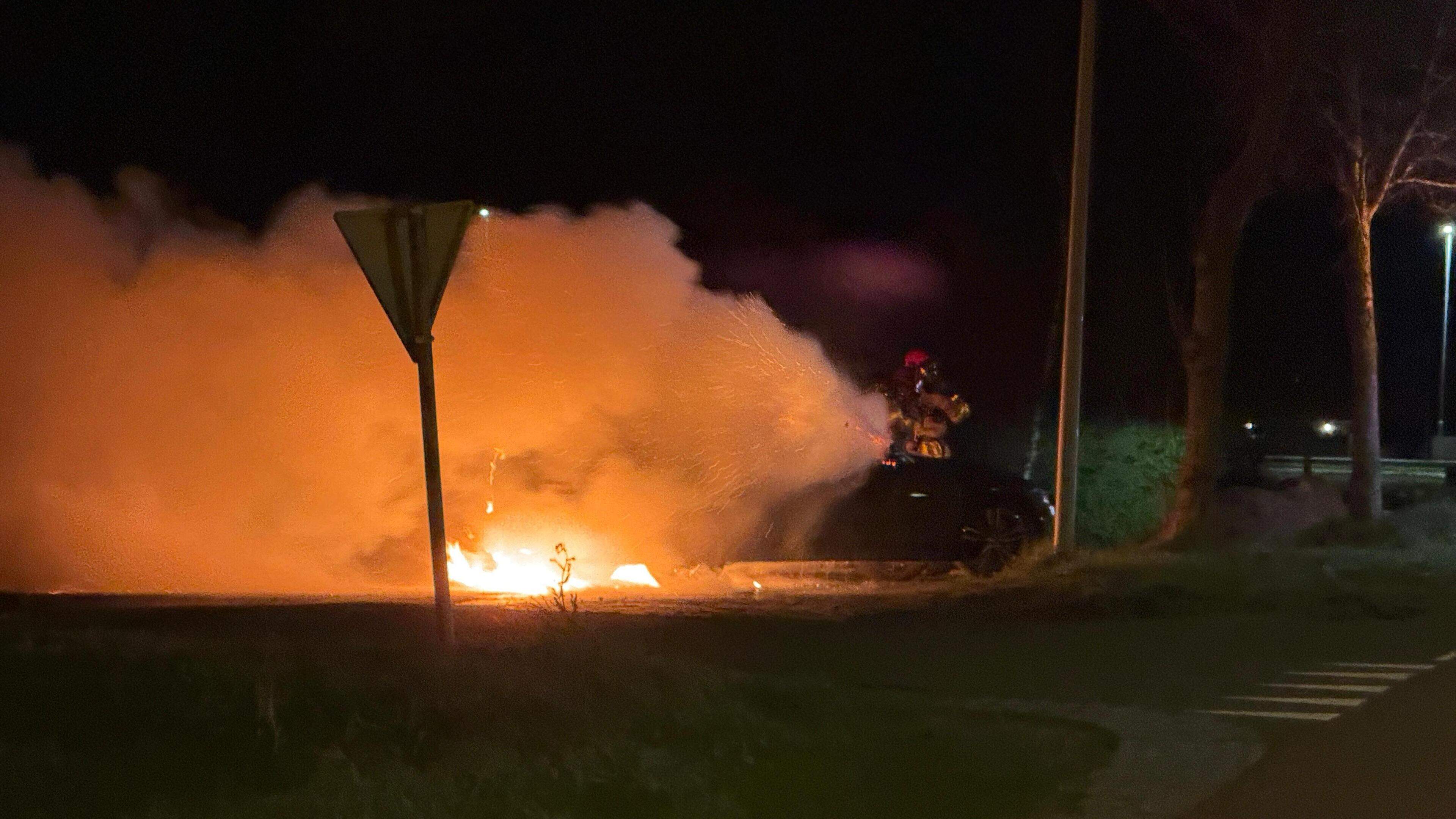 Autobrand tijdens rijden op A7 bij Wijdewormer