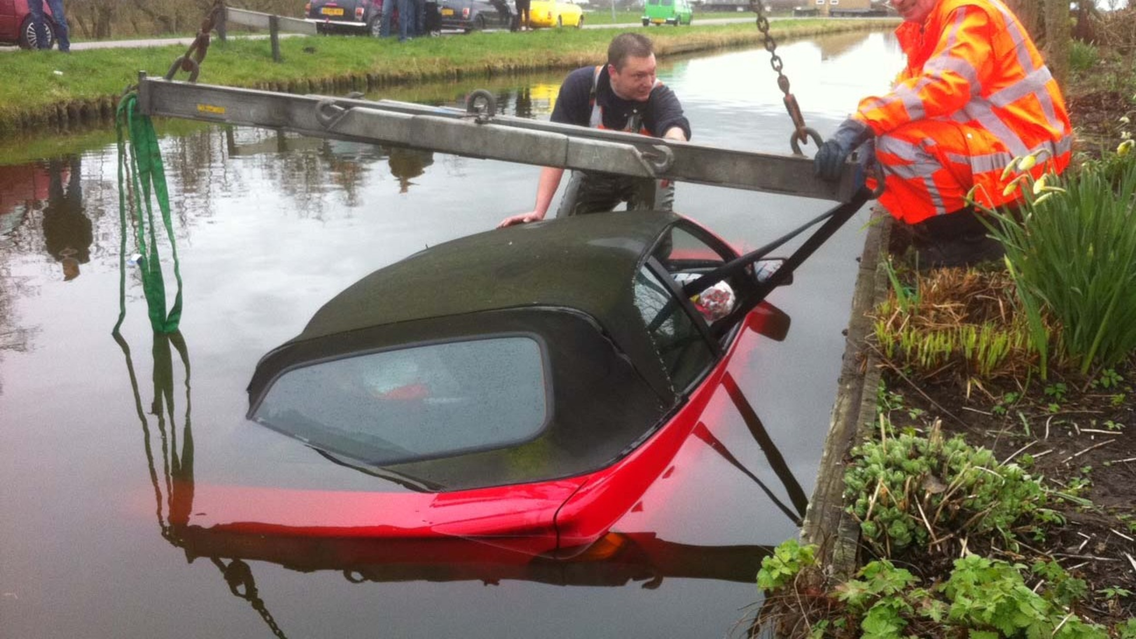 Auto te water in Ursem