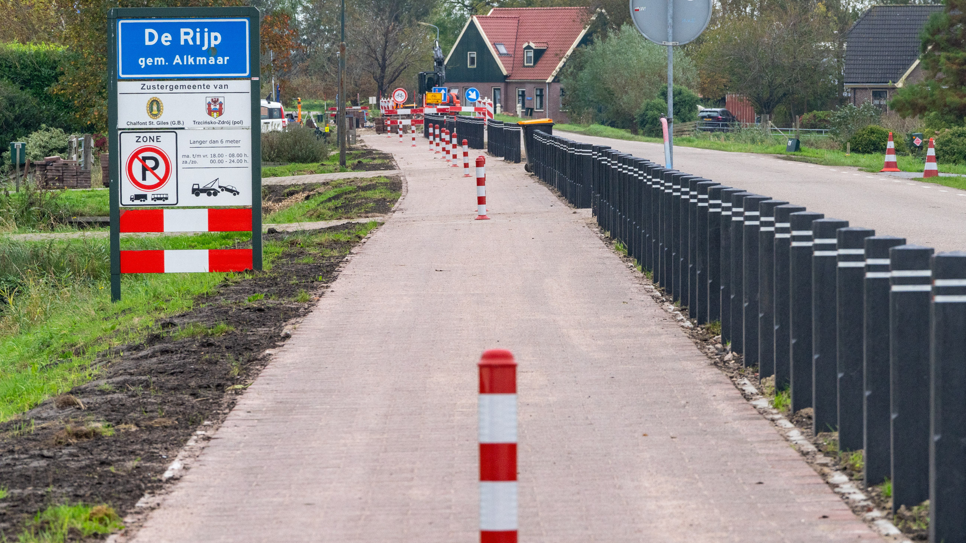 ‘Wie bedenkt zoiets?’ Verbazing over fietspad vol paaltjes in De Rijp. De wethouder grijpt meteen in