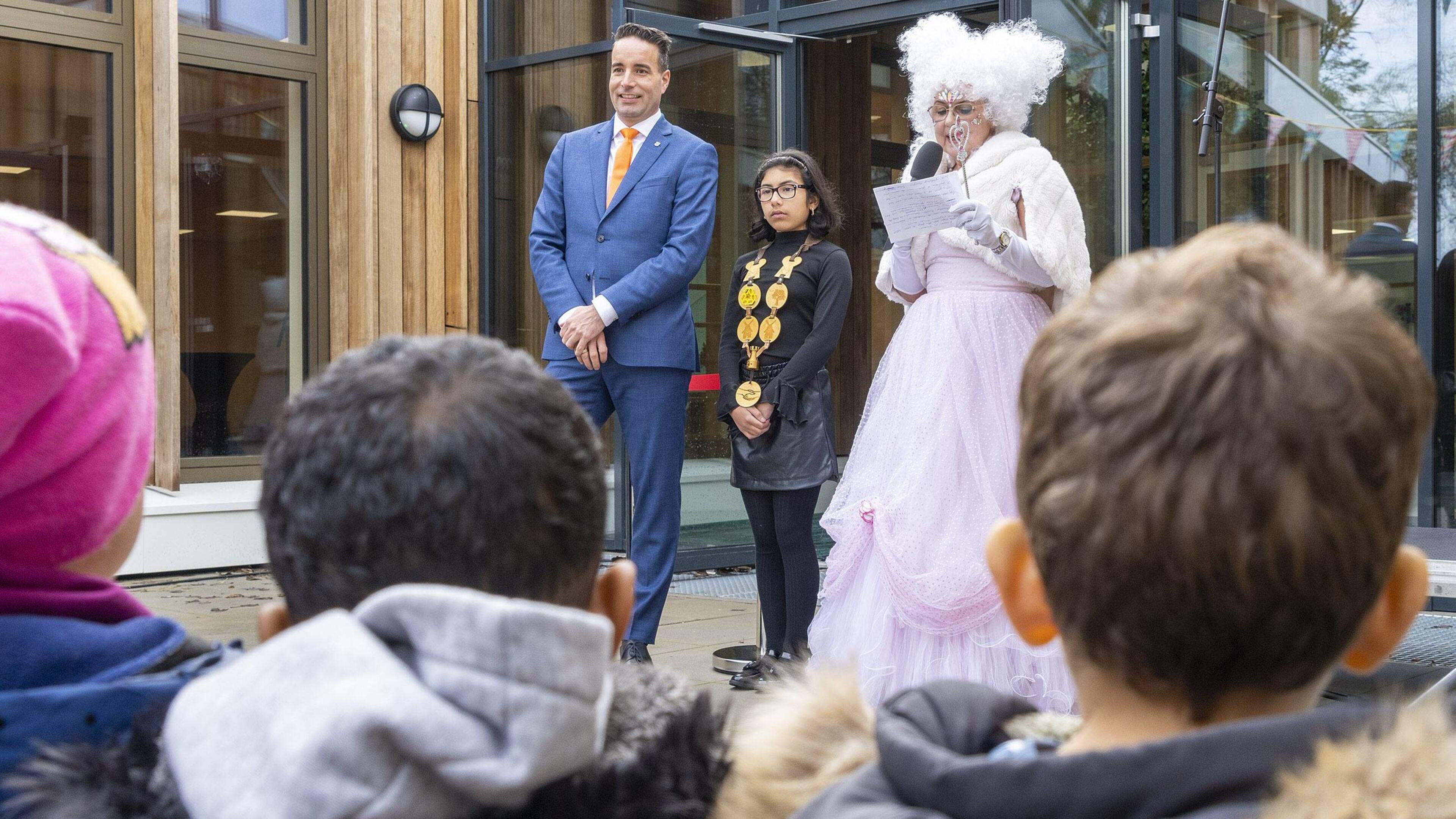 Iedereen trots en blij met Campus de Hoef in Alkmaar. Vinden jullie het mooi geworden? ’Jaaaaaaa’, r