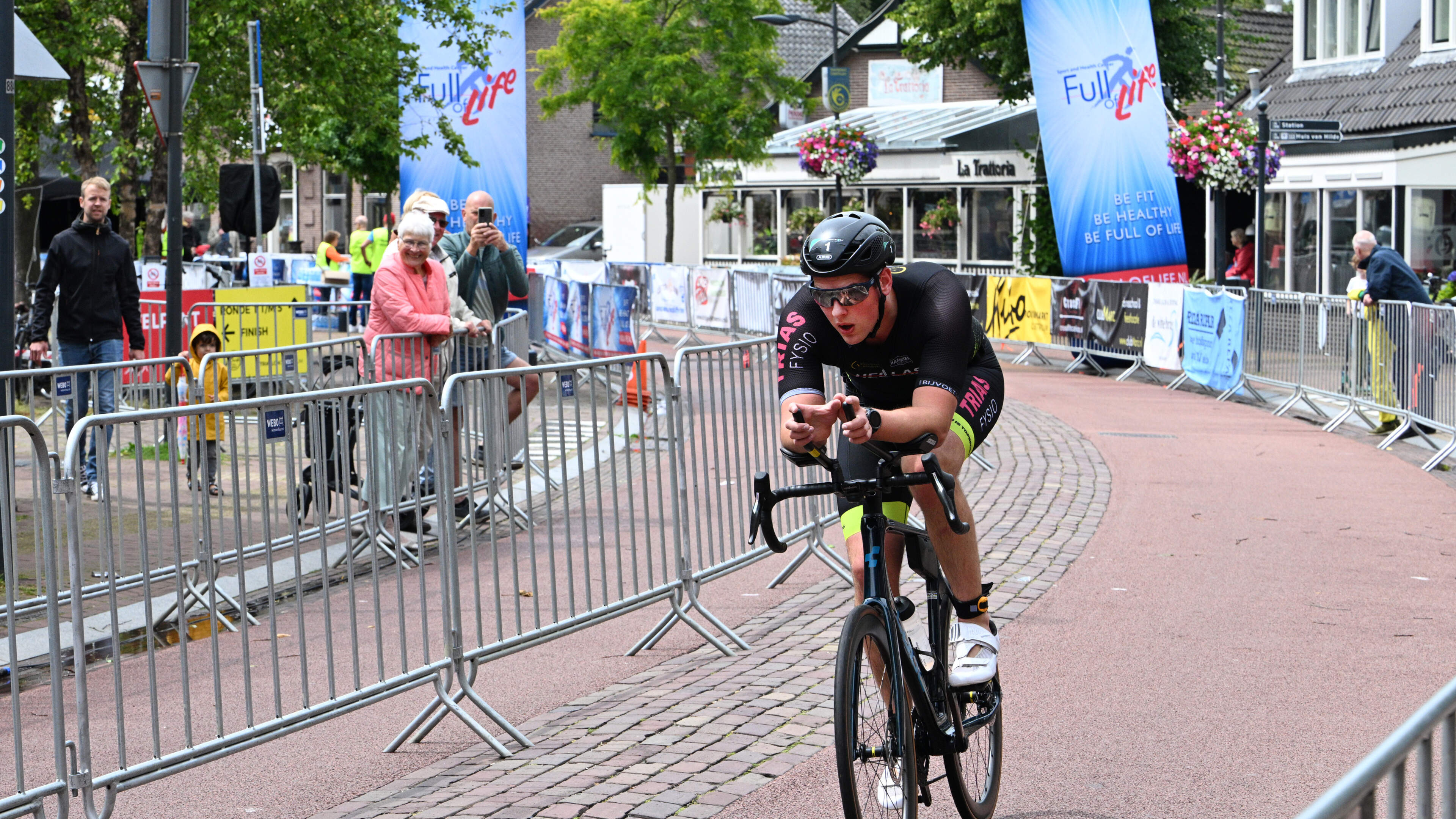 A thousand cups of water and wet sponges: Castricum Triathlon goes ahead despite heat 'unless advised otherwise'