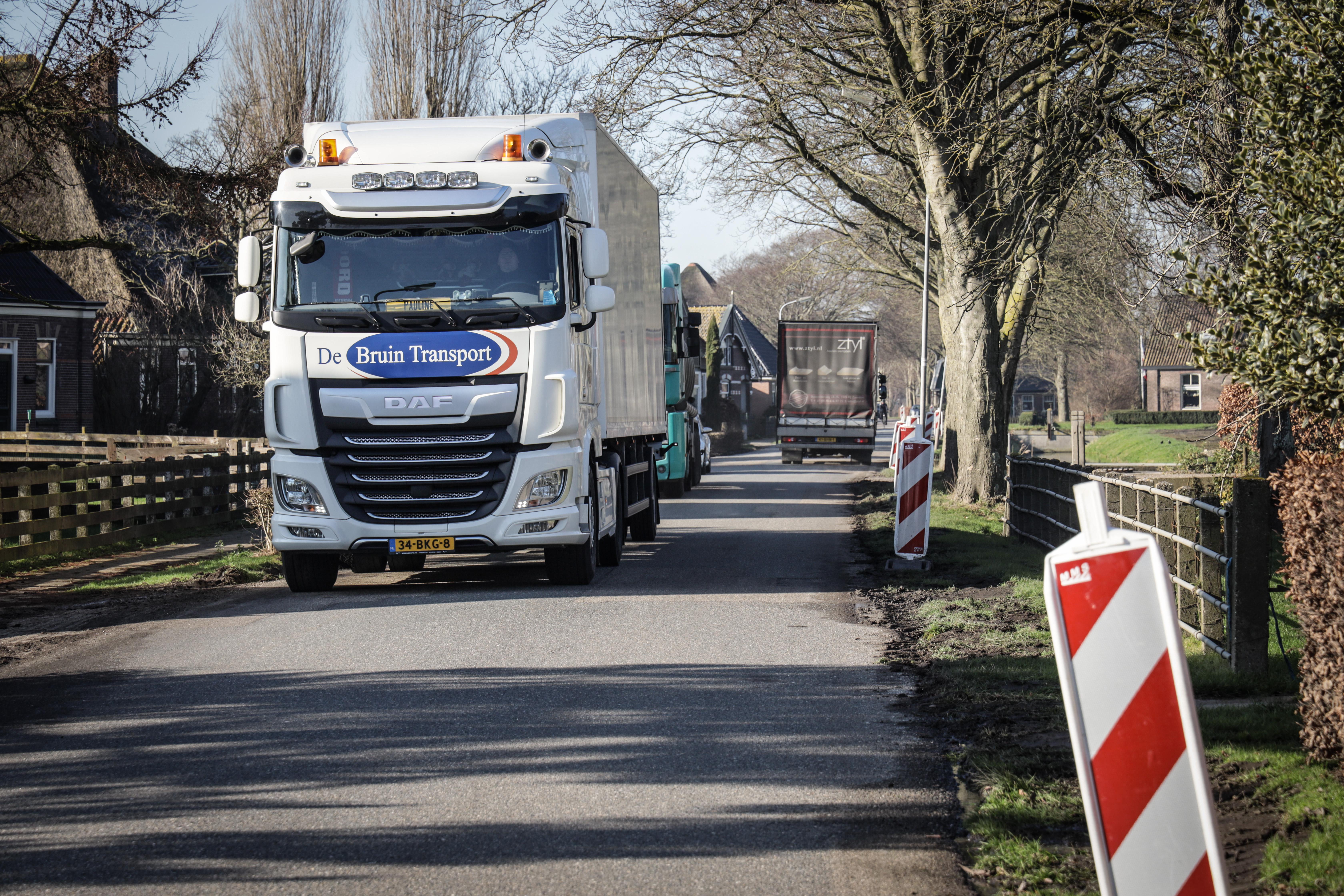 Trillende huizen, gevaar voor scholiertjes: gemeente Opmeer wil desnoods zwaar verkeer verbieden doo