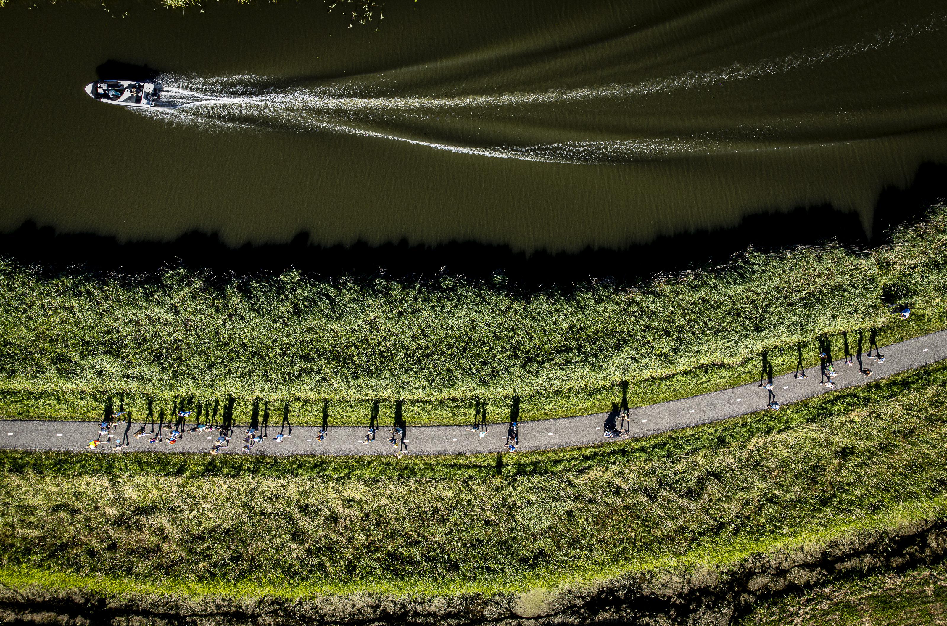 Avondvierdaagse: in een lange sliert van Ilpendam naar Purmerend