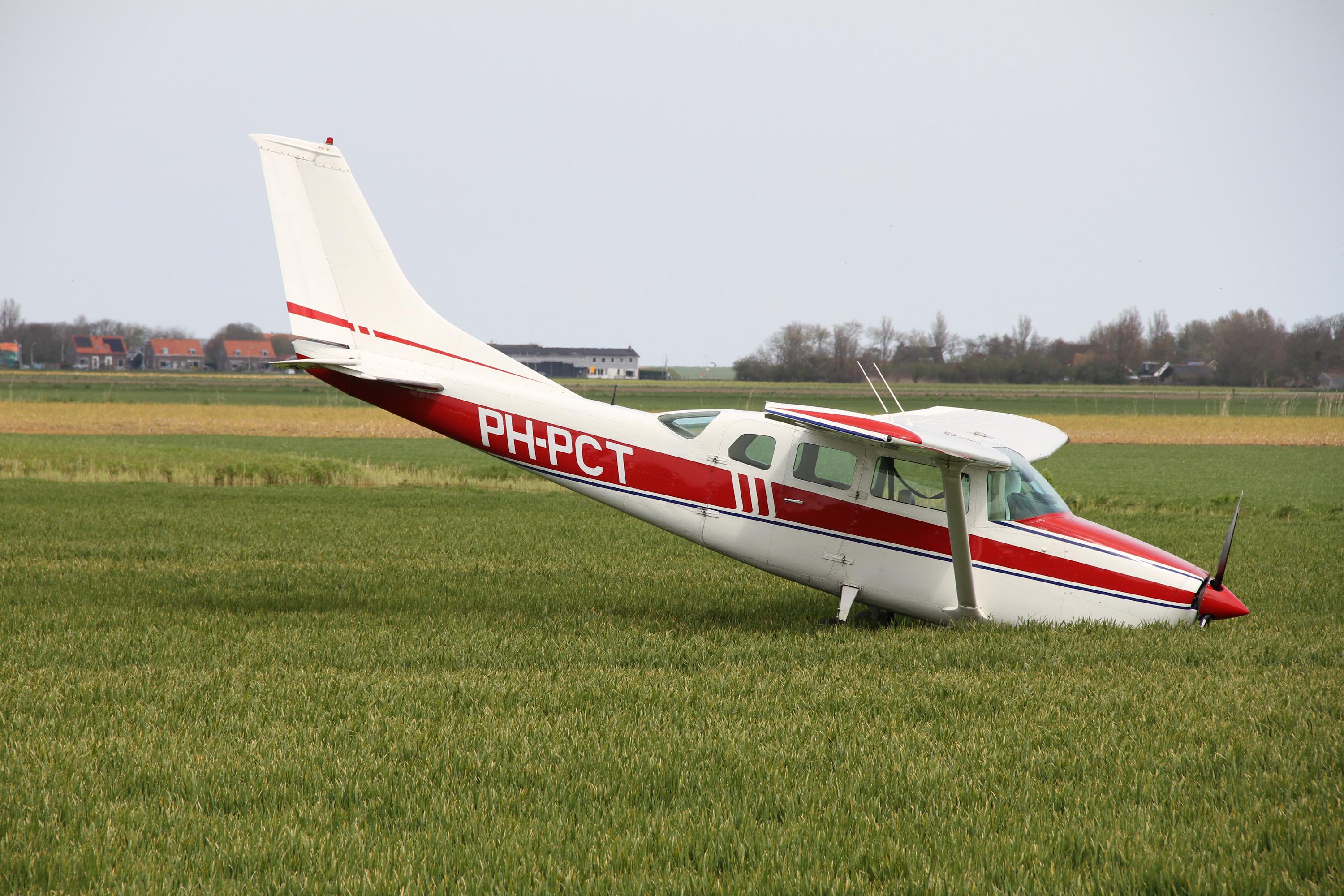 Vliegtuig maakt noodlanding in weiland bij De Cocksdorp: ’Geschrokken, maar we leven nog’ [update]