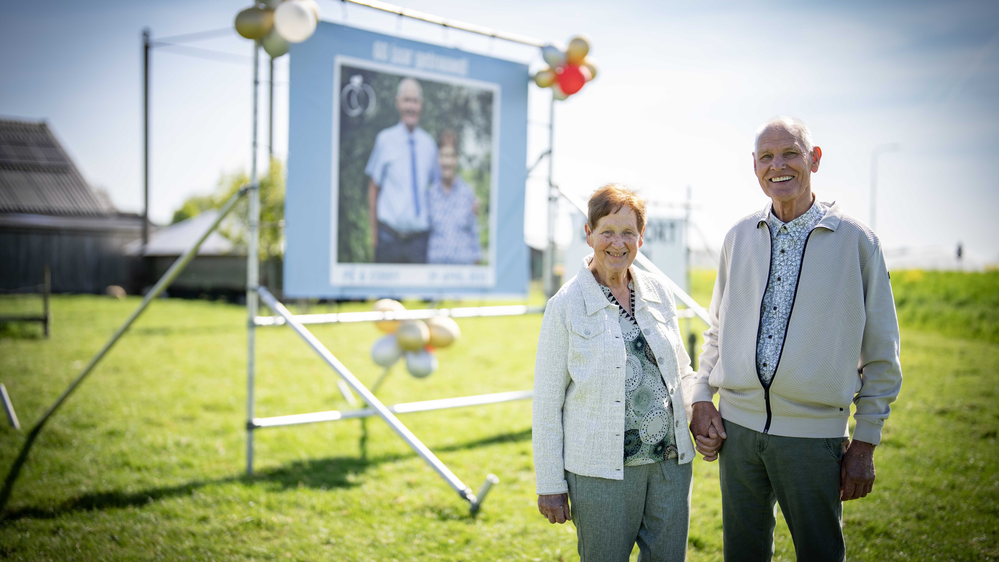 ’We voelen ons echte bofkonten’. Pé Kamp en zijn Corry op diamanten bruiloft nog steeds zielsgelukki