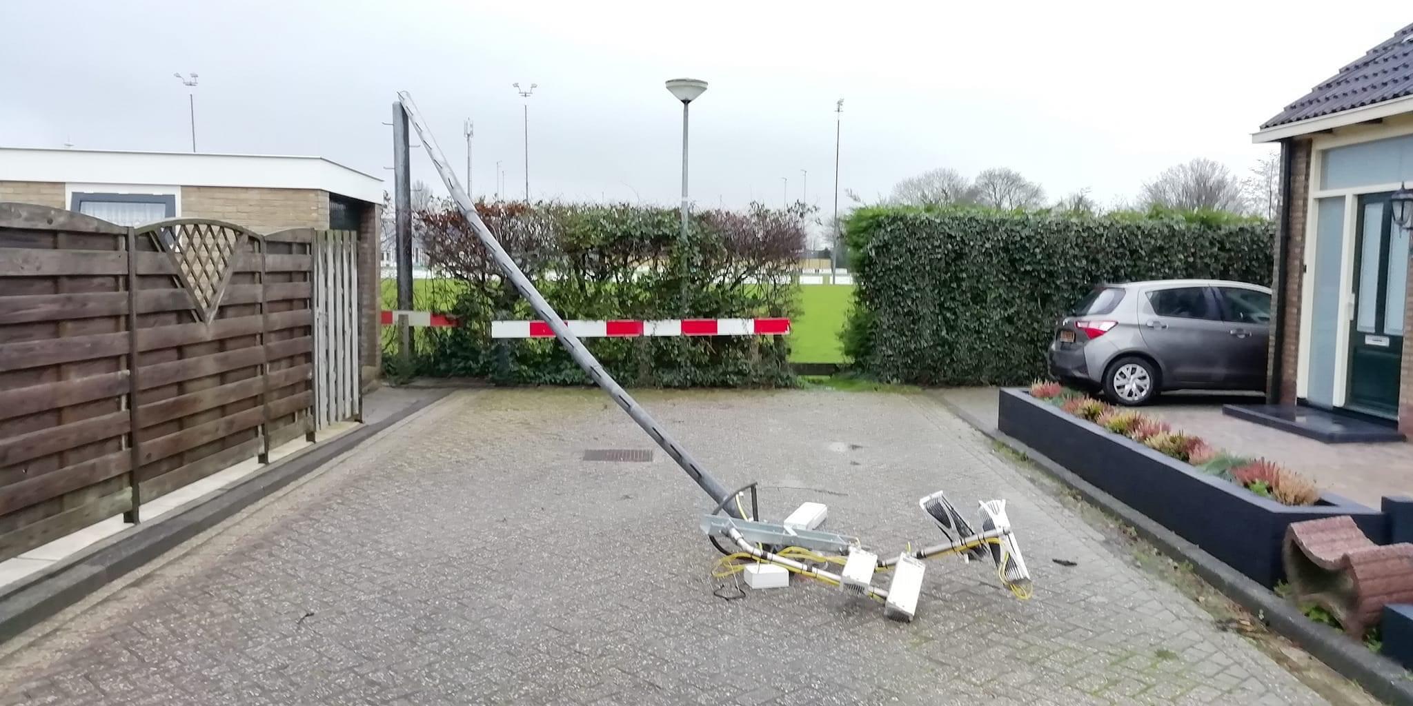 Knappen lichtmast Spierdijk door rekenfout, verkeerde verankering of oxidatie, vermoedt een lezer