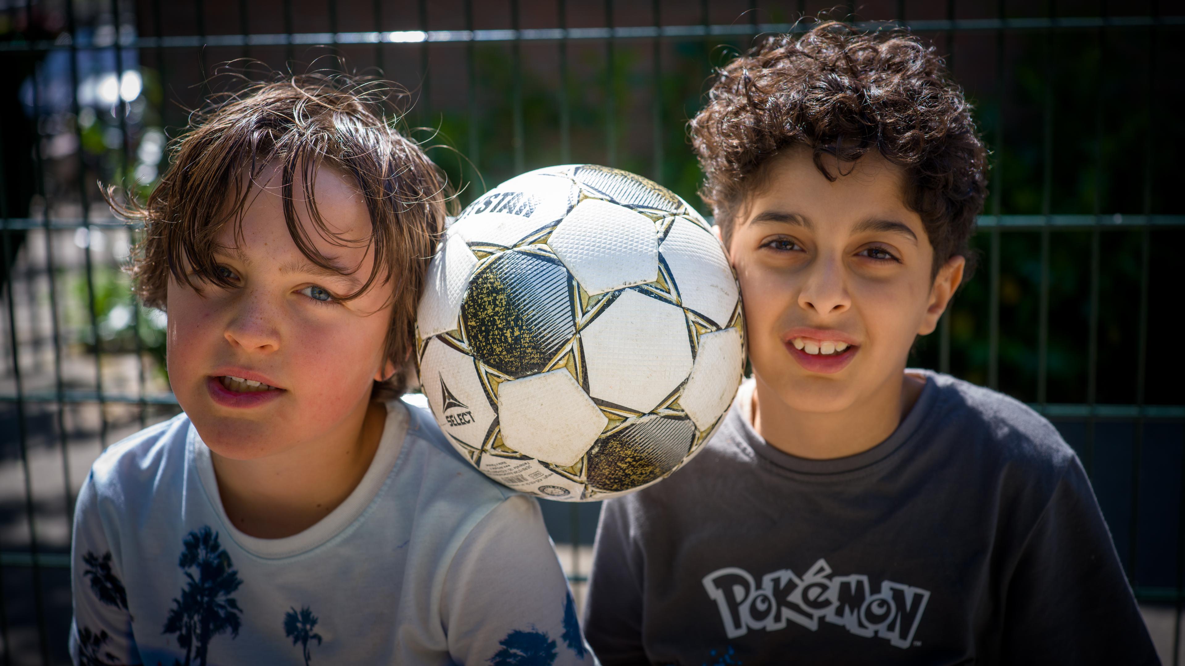 Youke en Sameeh (9) praten over rupsen, voetbal en oorlog