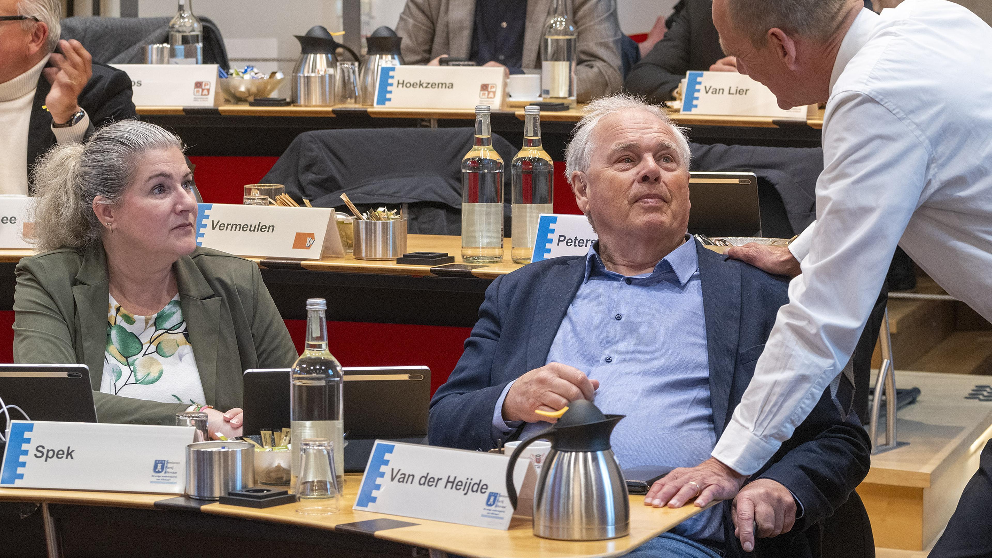 SeniorenPartij Alkmaar explodeert. Raadsleden stappen op, assistenten weggestuurd. Wethouder ziek en