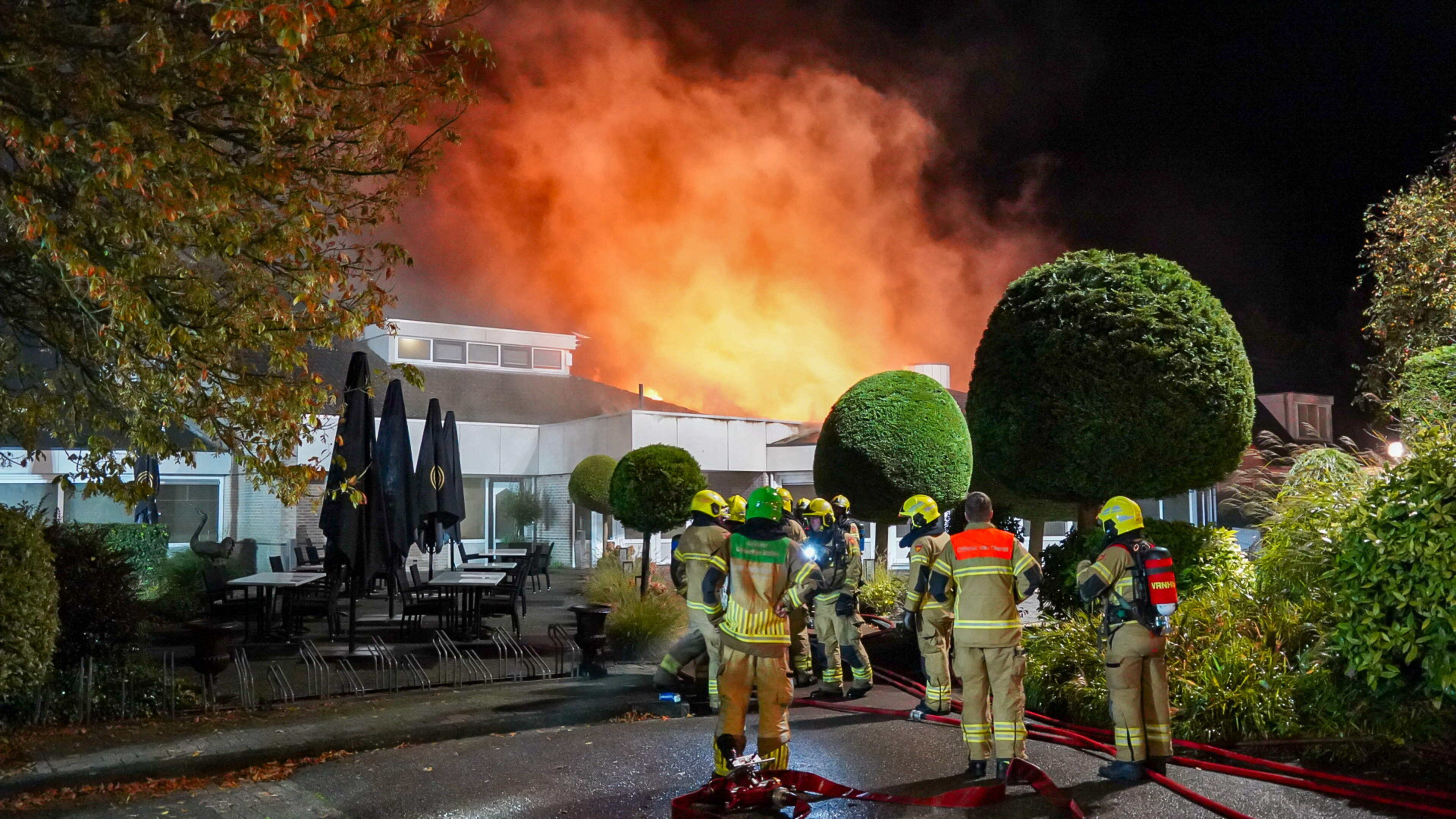 Restaurant verwoest door grote uitslaande brand in Wervershoof