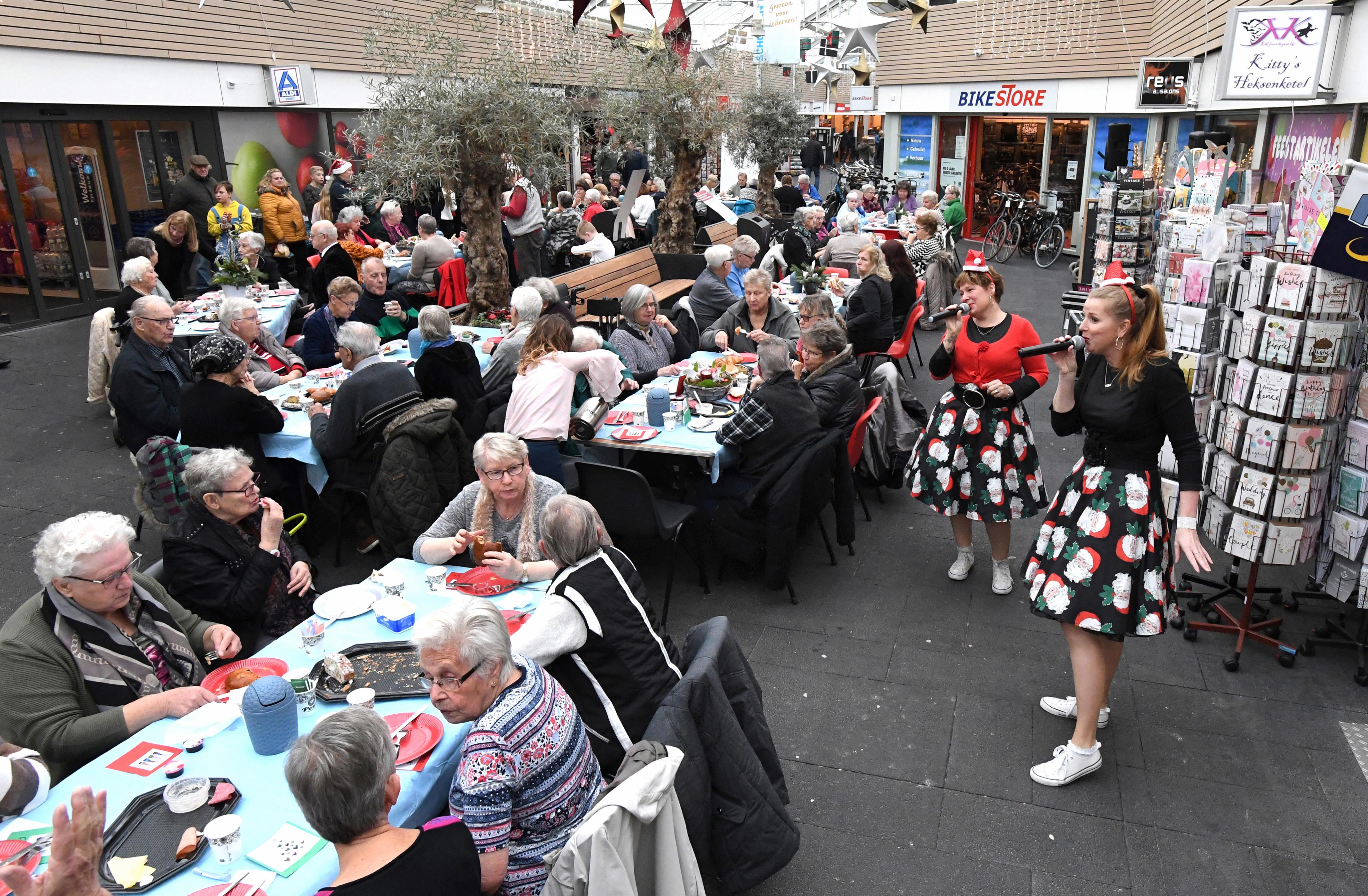 Buurtbewoners samen aan de kerstlunch in Schooten Plaza Den Helder