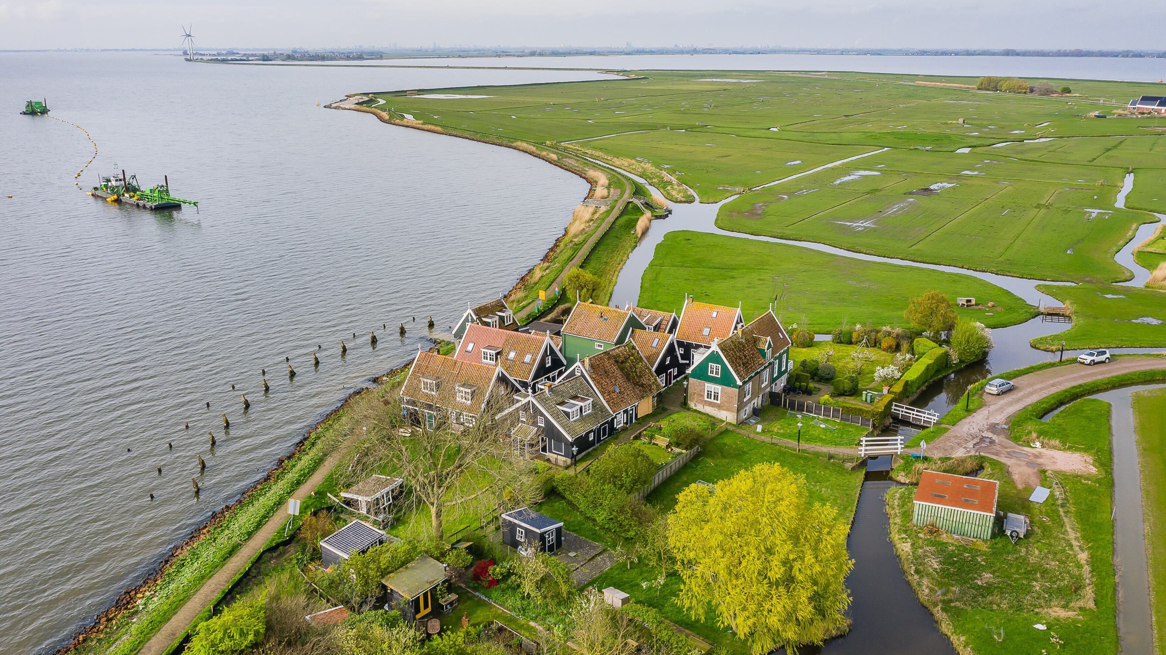 Monumentale ijsbrekers bij Marken tijdelijk ’geamputeerd’; de ’twaalf apostelen’ keren in 2027 terug