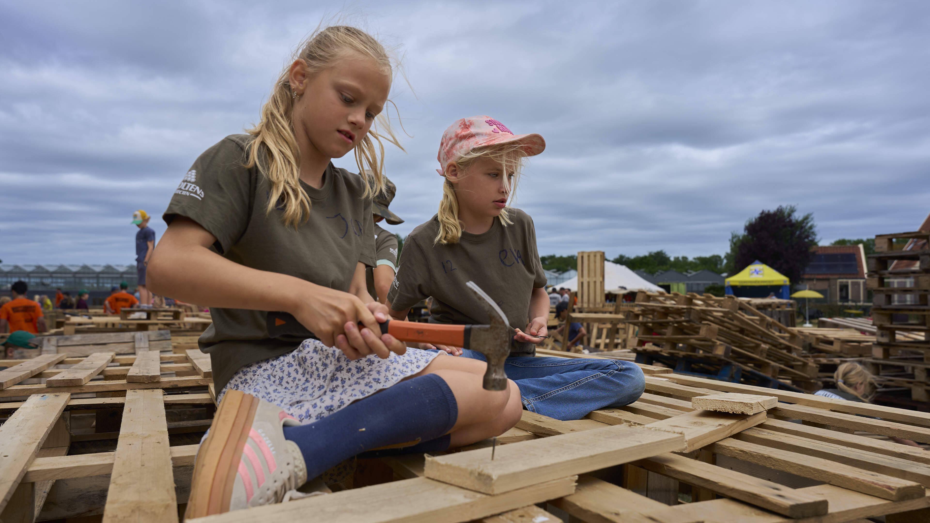 Huttendorp Wognum levert niet alleen nieuwe aanwas voor de bouwsector op: ’Ik word brandweerman en timmerman, net als mijn vader’