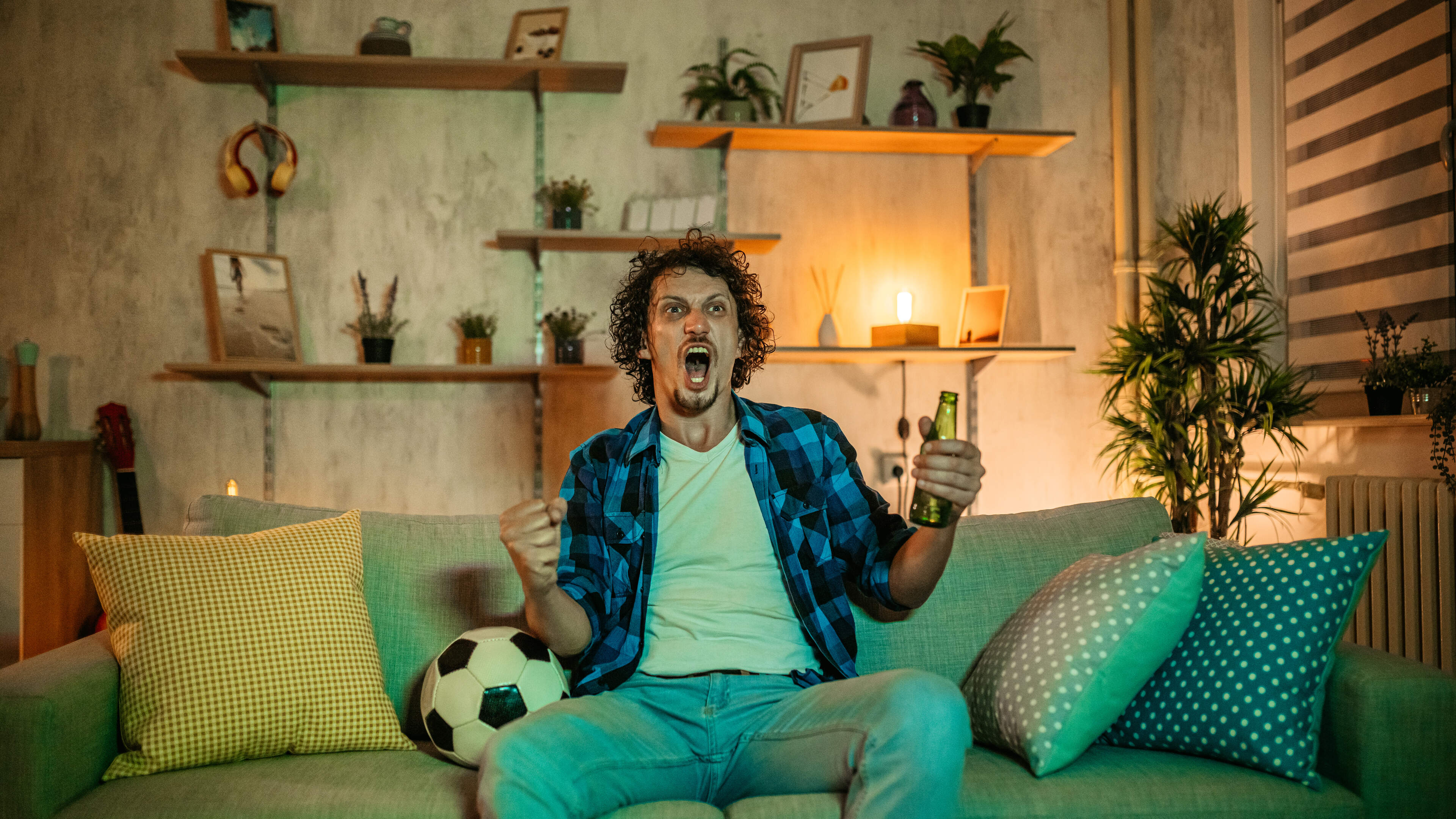Watching late-night World Cup matches without getting exhausted? Scientist: ‘Avoid heavy snacking’