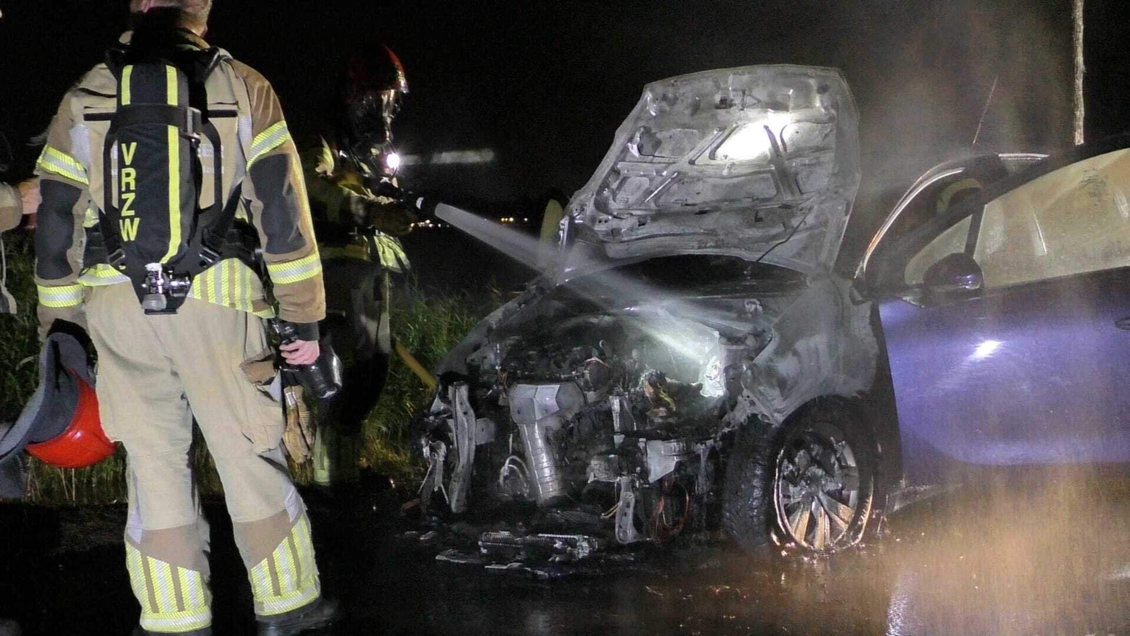 Auto vliegt in brand tijdens rit in Wijdewormer, grote schade