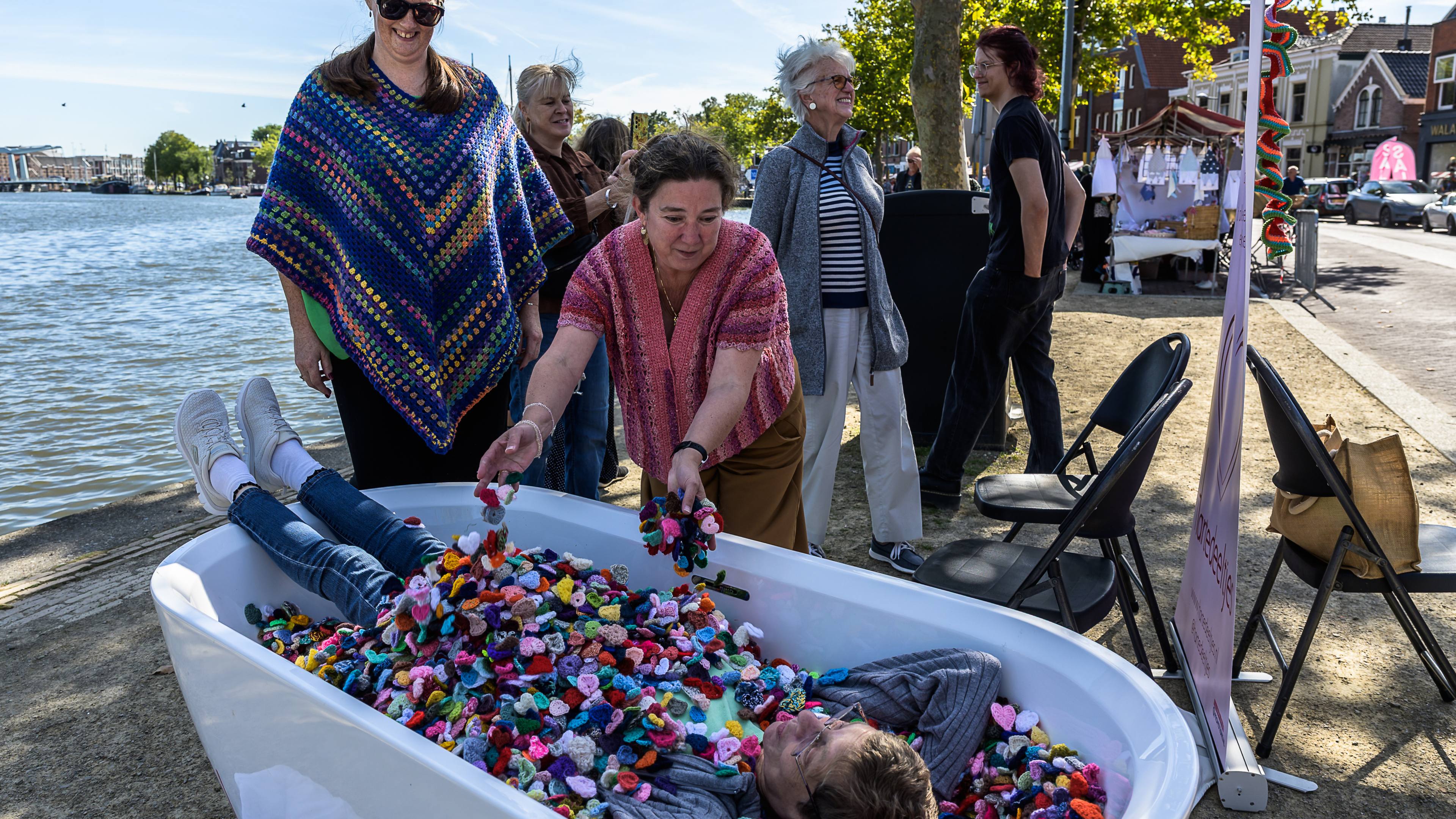 Veel jonge meiden op handwerkfestival Tegendraads in Wormerveer: ’Op TikTok zag ik mensen zelf kledi