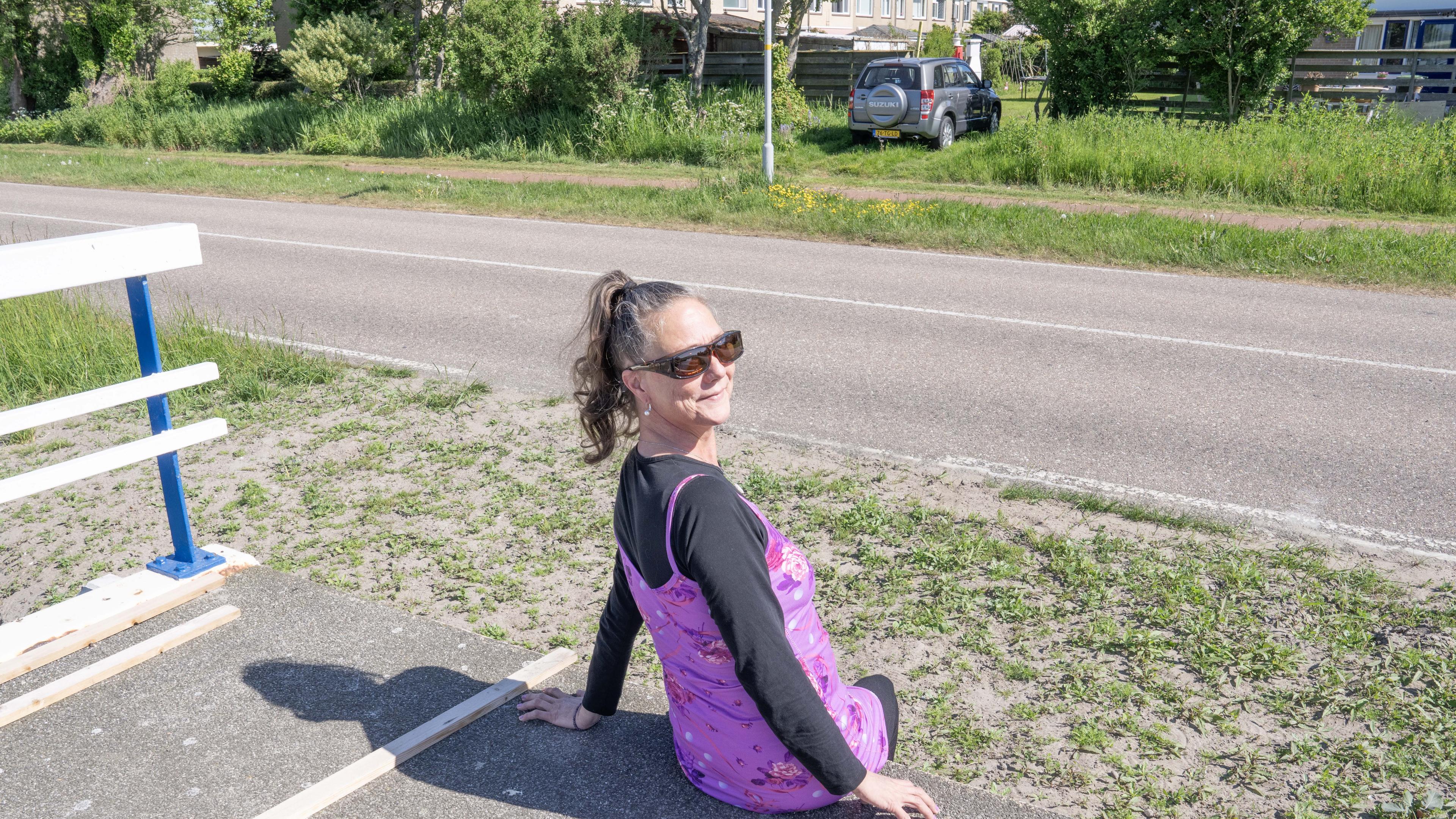Het halen en trekken over een uitrit aan de Doggersvaart duurt voort. ’Gelijke monniken, gelijke kap