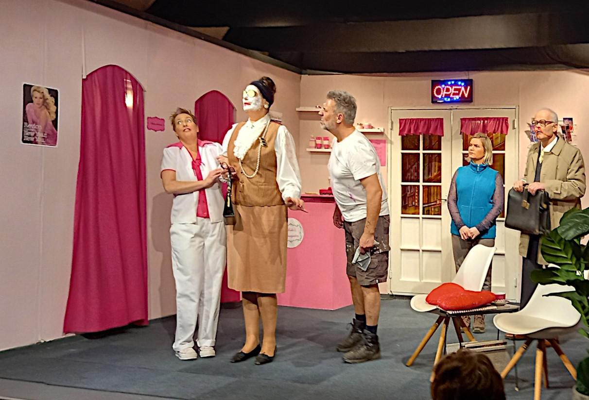 Toneelvereniging De Hoop speelt ’Tante Bella’s Beautysalon’: sterk spel, ontspannen avond, kleurrijk