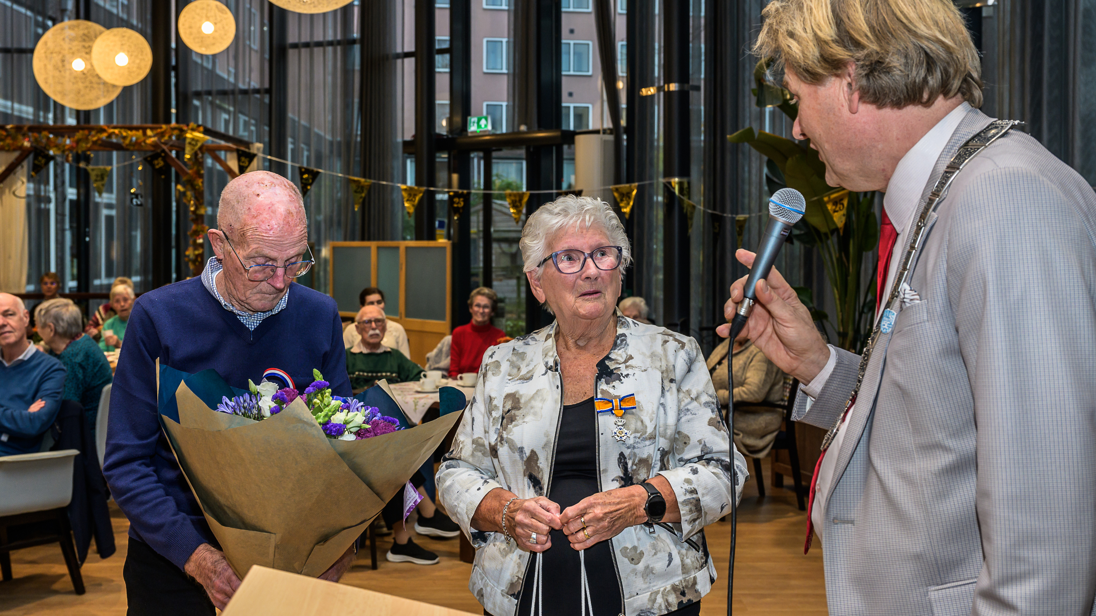 Van keukenhulp tot organisator; Tiny krijgt lintje voor haar inzet voor bewoners van Pennemes