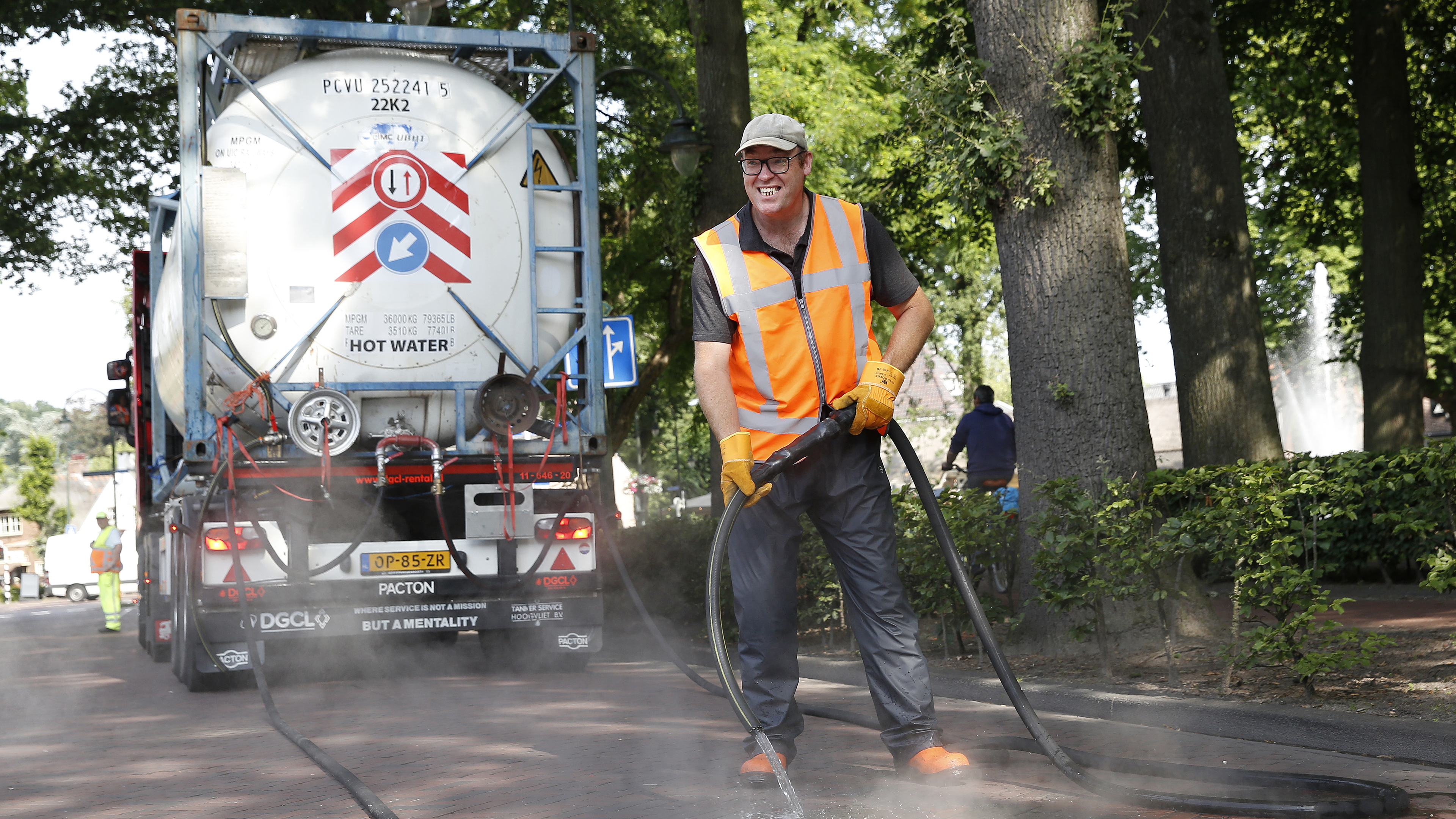 Uitgeest battles weeds: first brushcutters and boiling water, then the street sweeper