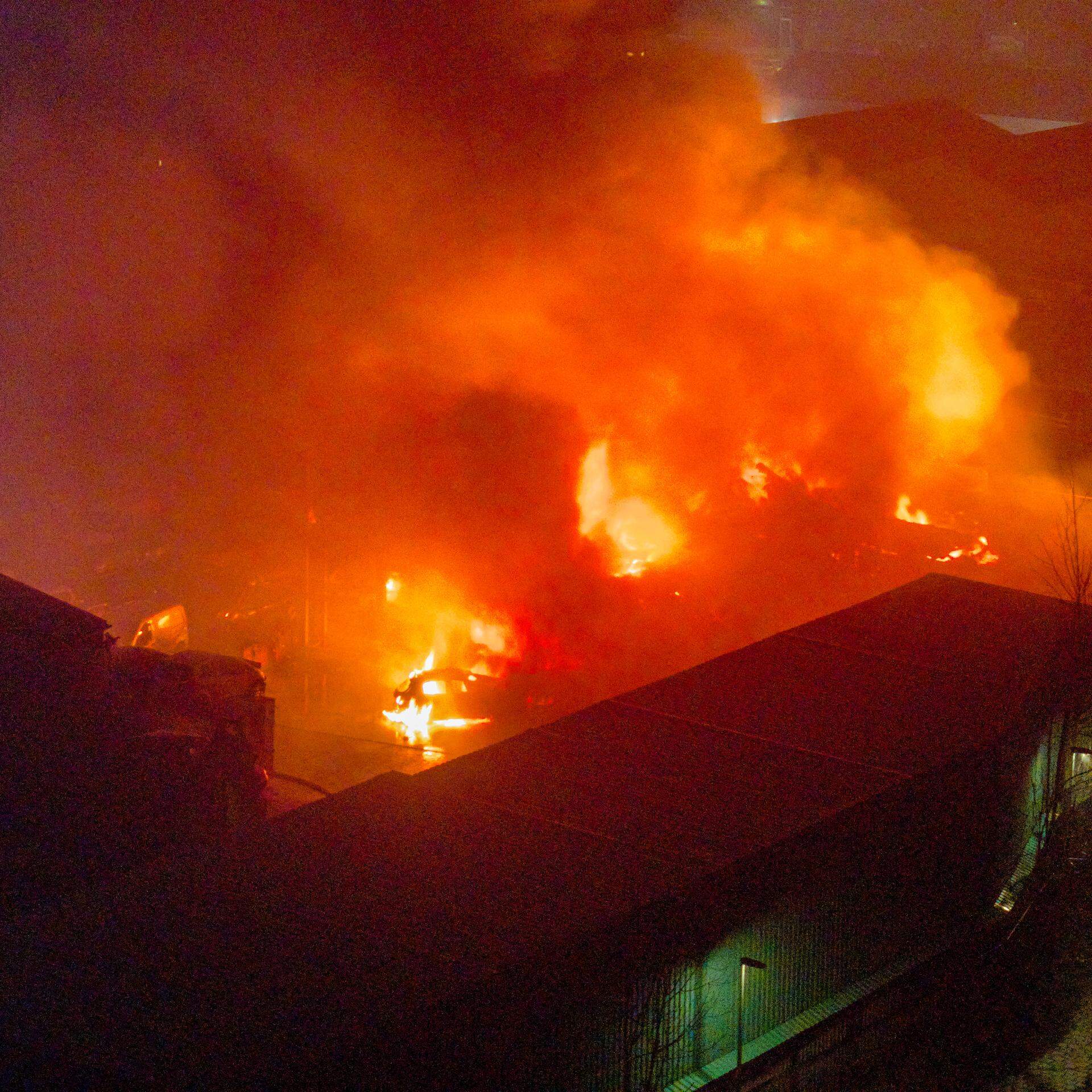 Grote brand bij demontagebedrijf in Blokker, zwarte rookwolken in wijde omgeving | Noordhollands Dagblad