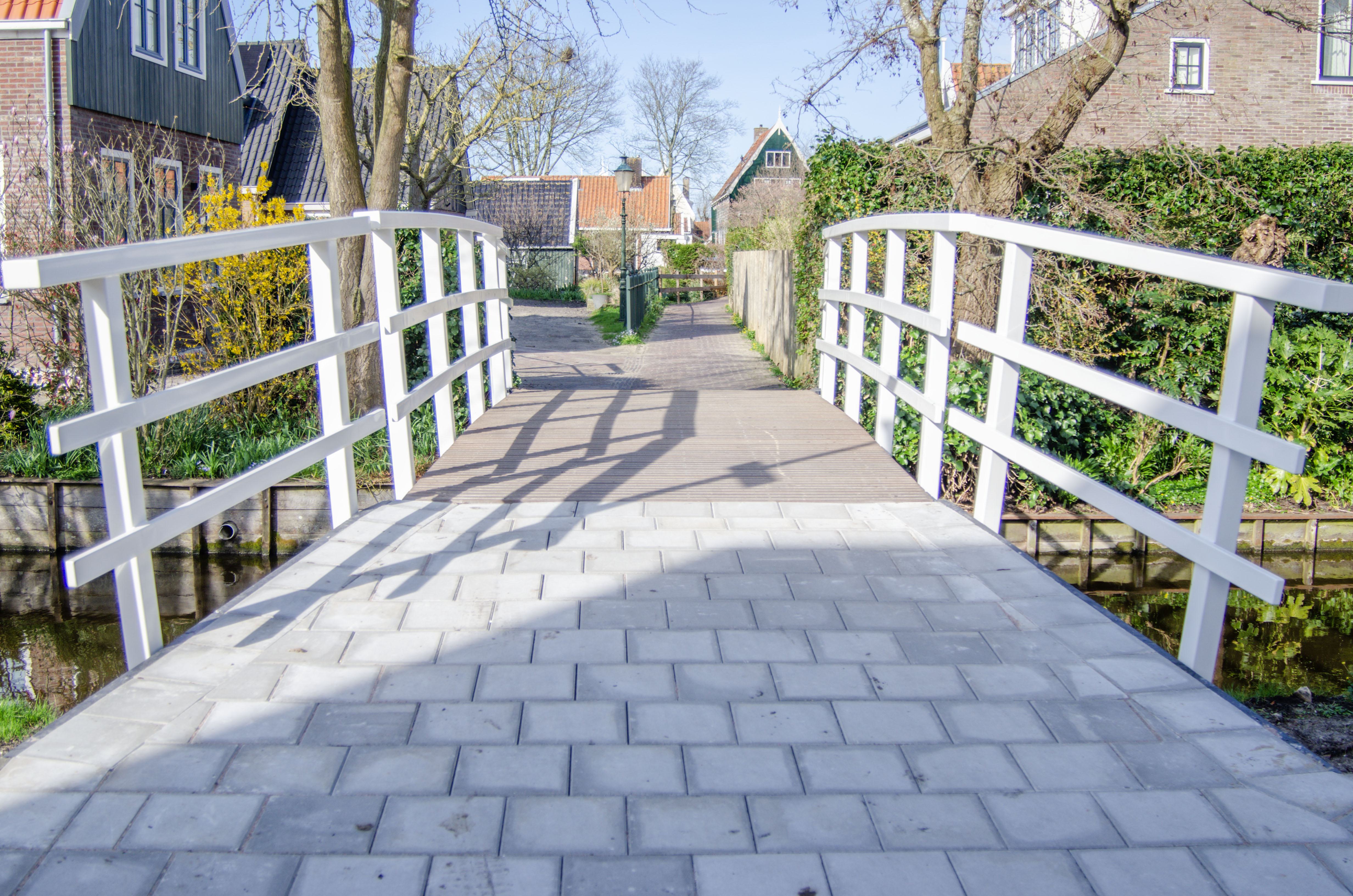 De Rijp struikelt over splinternieuw bruggetje. ’Niet ’s werelds grootste probleem, maar hij is leli