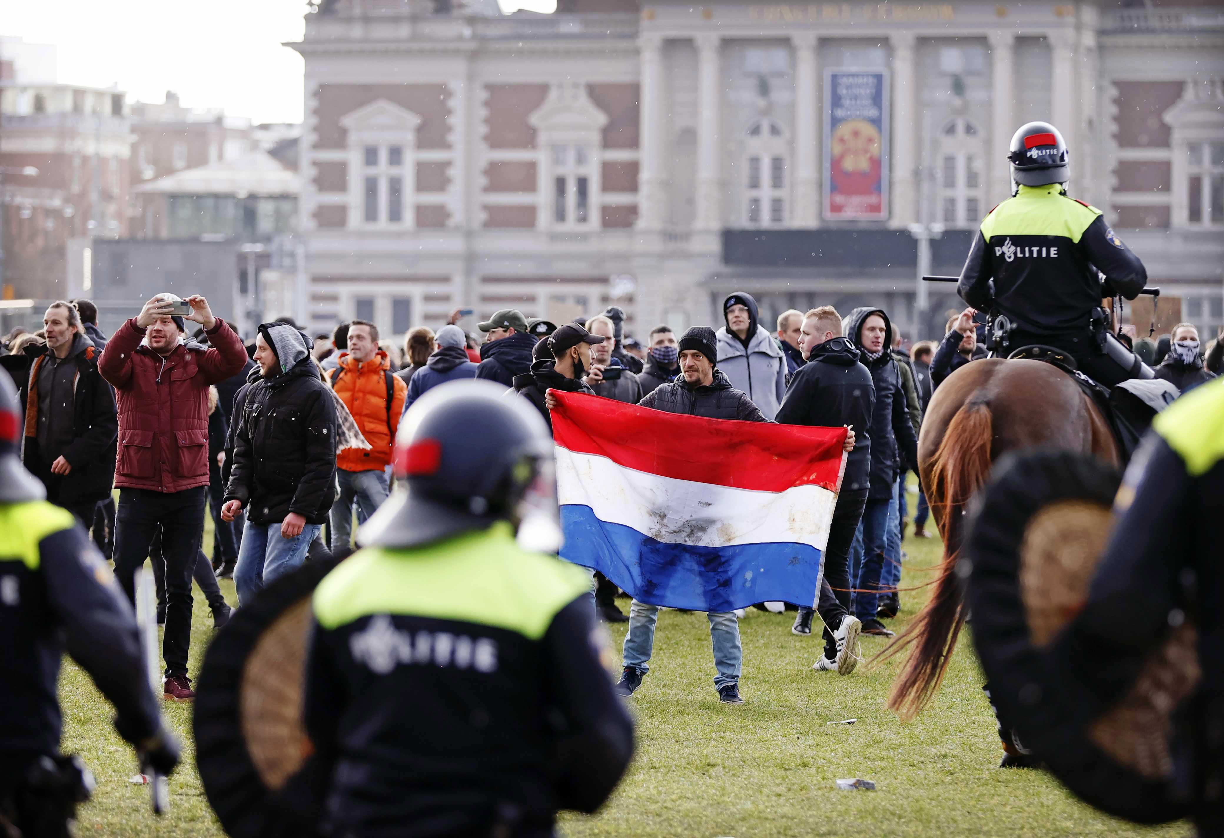 Verboden demonstratie op Museumplein Amsterdam loopt uit de hand: ME