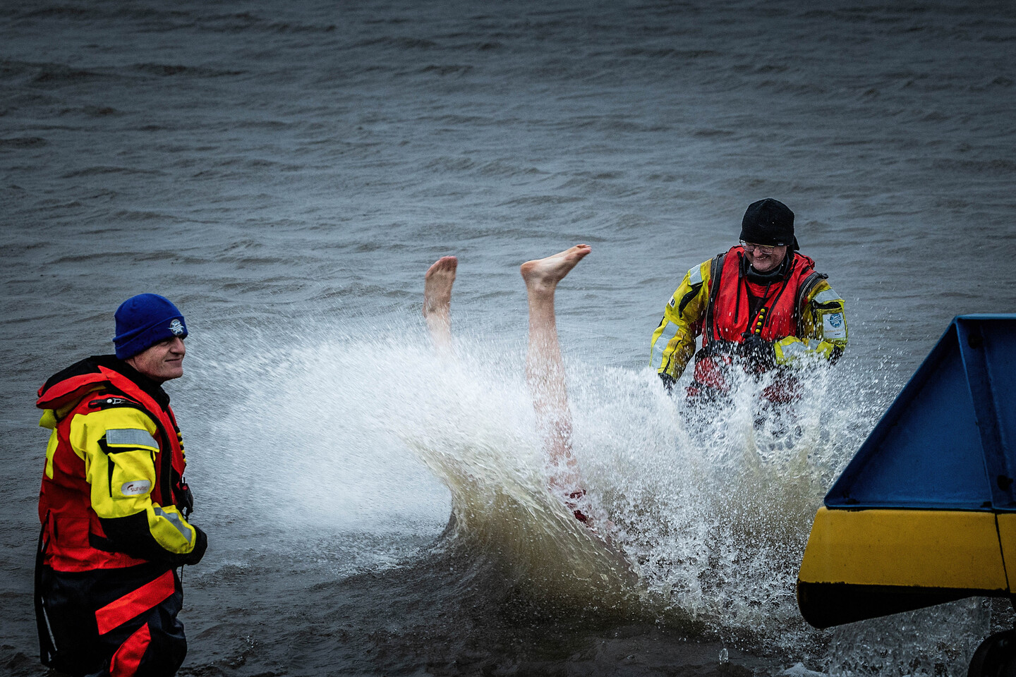 ‘De storm maakt het nog mooier’: guur weer houdt koud waterfanaten niet ...
