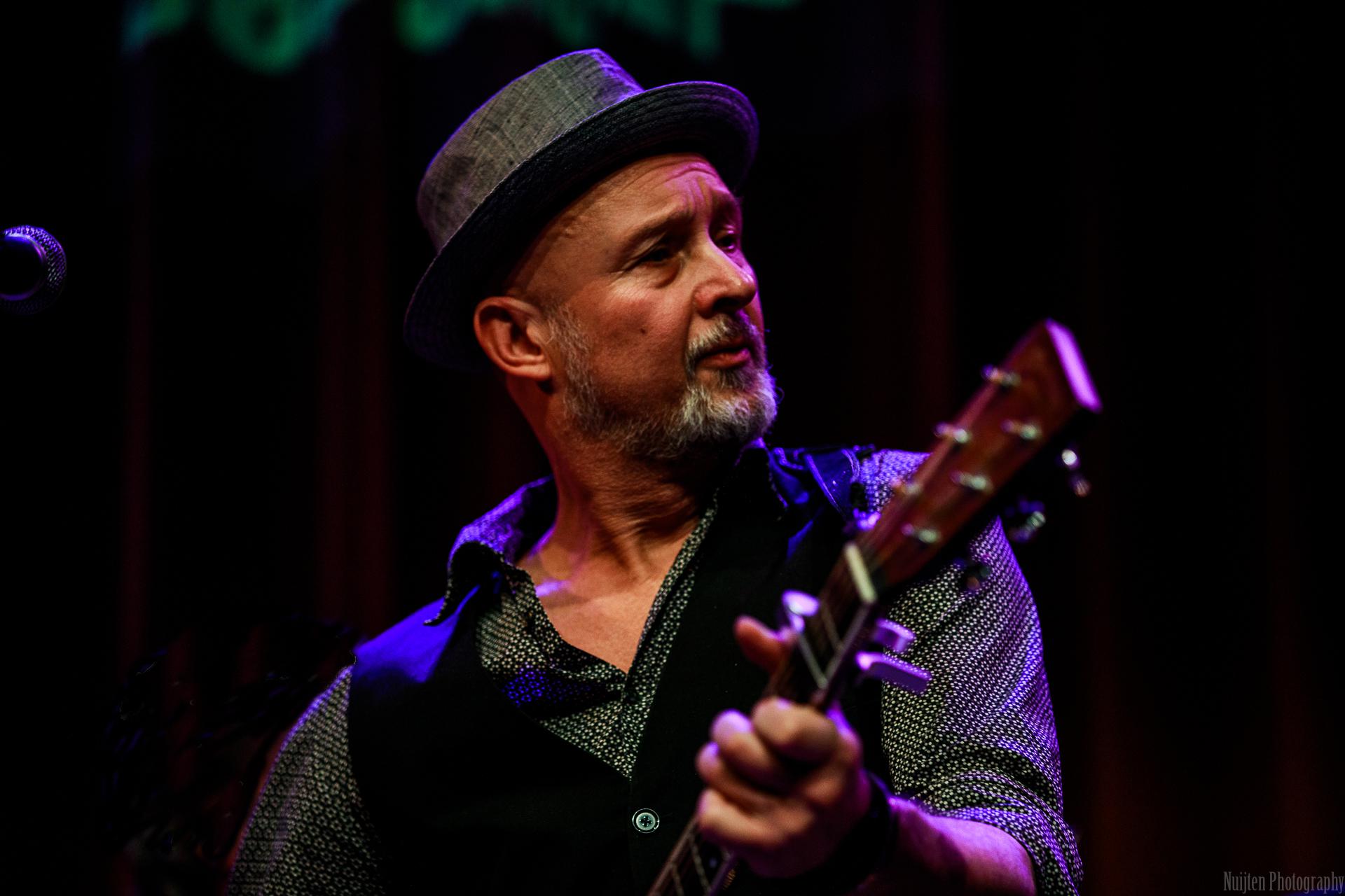 Singer-songwriter Eric Devries begon met punk in Troll en keert na wereldtours terug in Spierdijk me