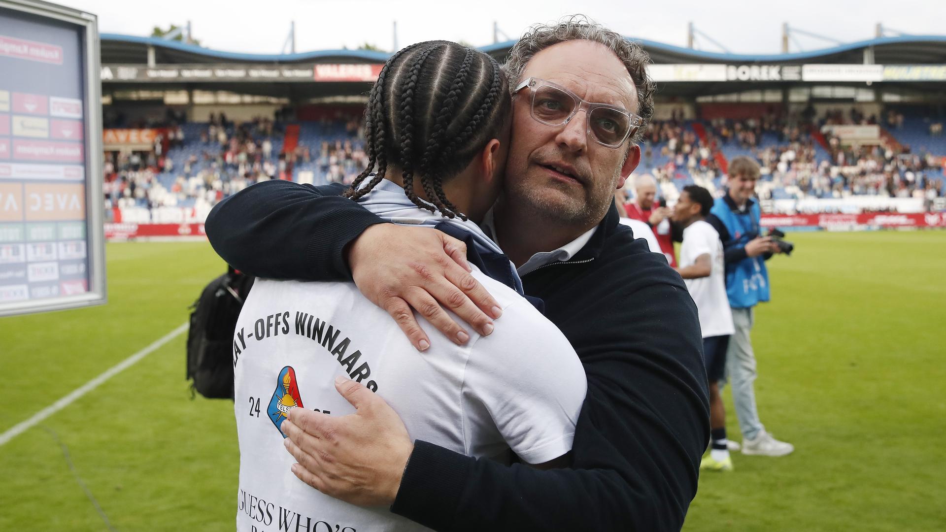 Leon Annokkee knuffelt Devon Koswal in het Koning Willem II stadion.