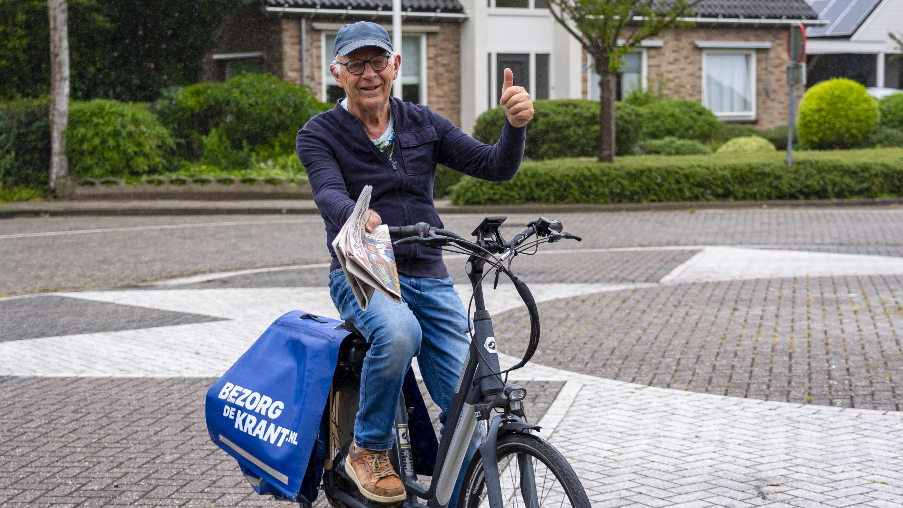 Nog een laatste rondje door Berkhout voor Jan de Krantenman