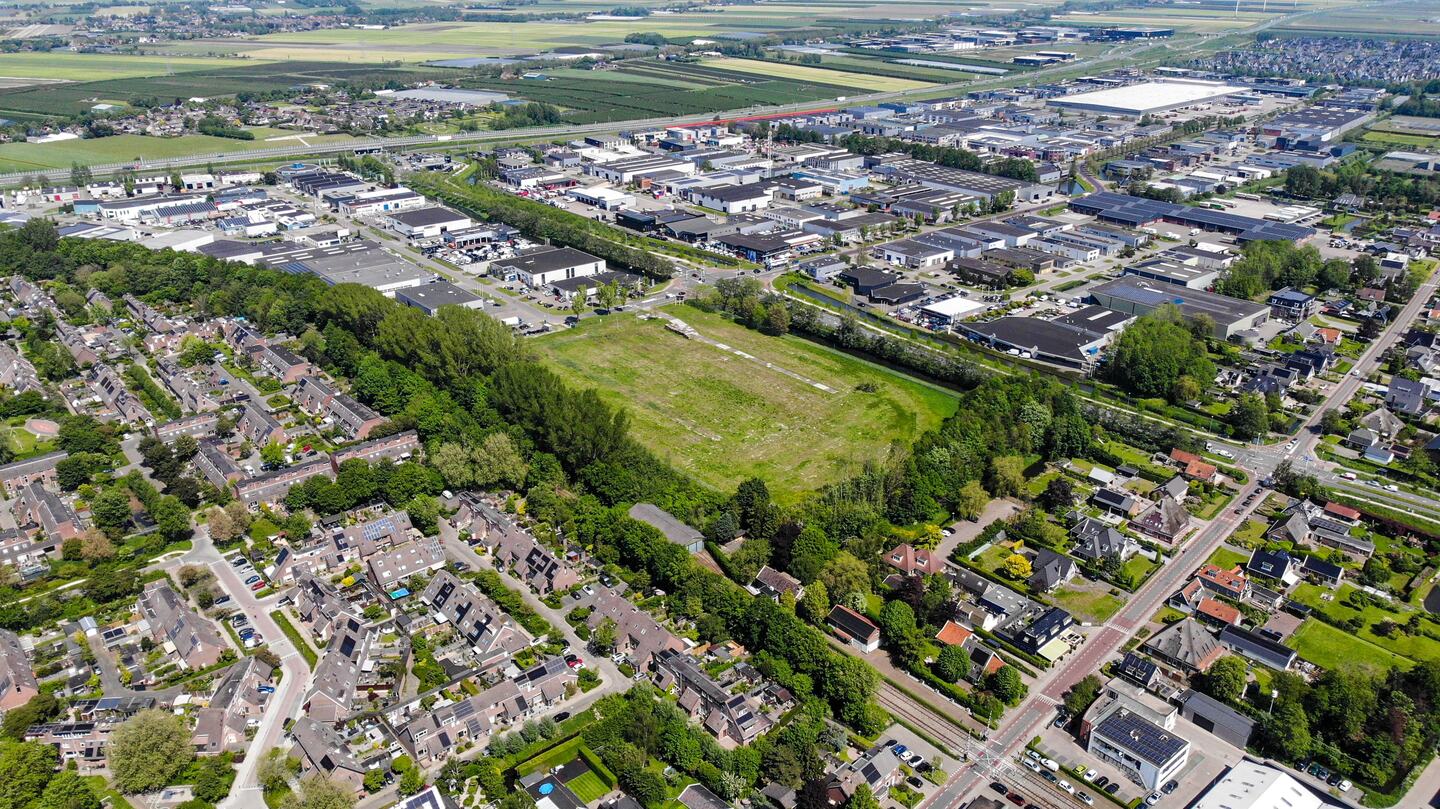 Nieuwe woonwijk in Zwaag, dus alsnog extra spoorwegovergang tussen ...