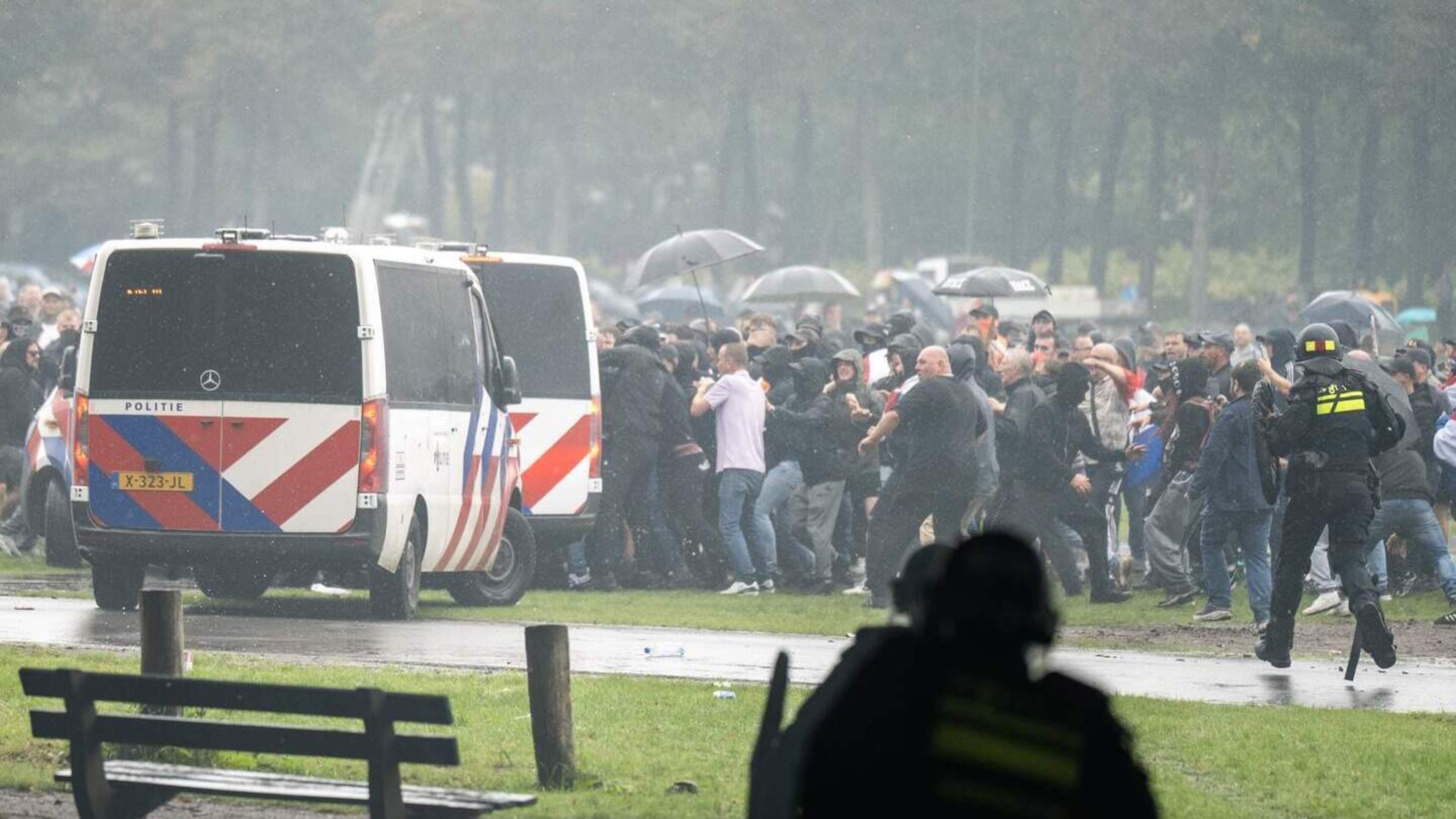 Taakstraf voor man uit Wormerveer (30) voor geweld tegen politie in Den Haag, ook Alkmaarder (24) ve