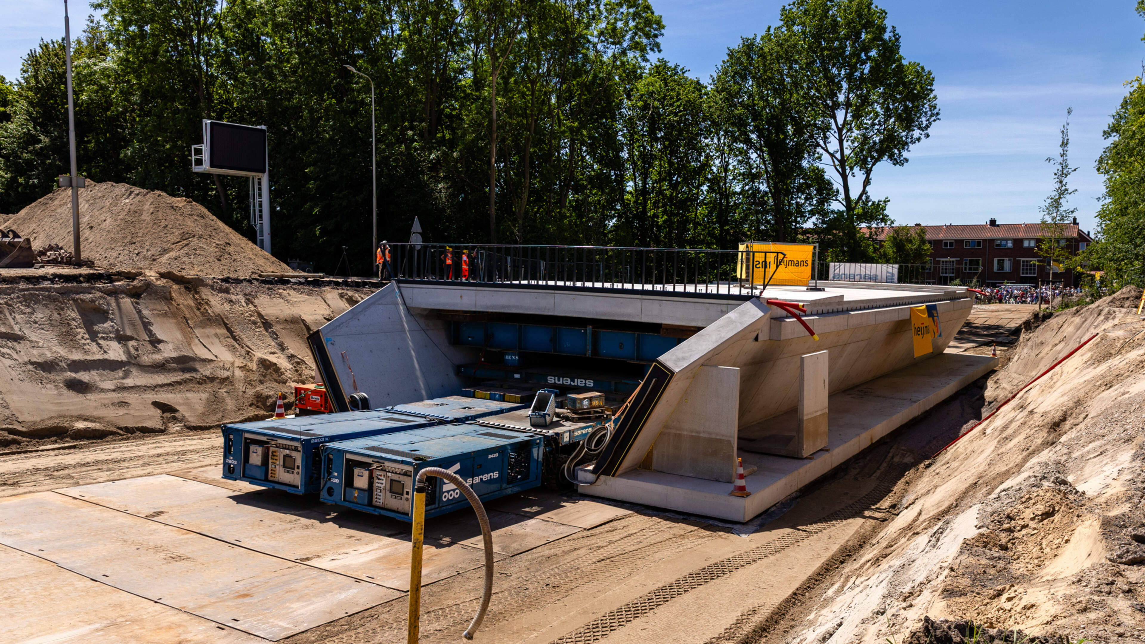 Cycling and pedestrian tunnel at Velsertraverse installed in just 34 minutes: 'A great spectacle'
