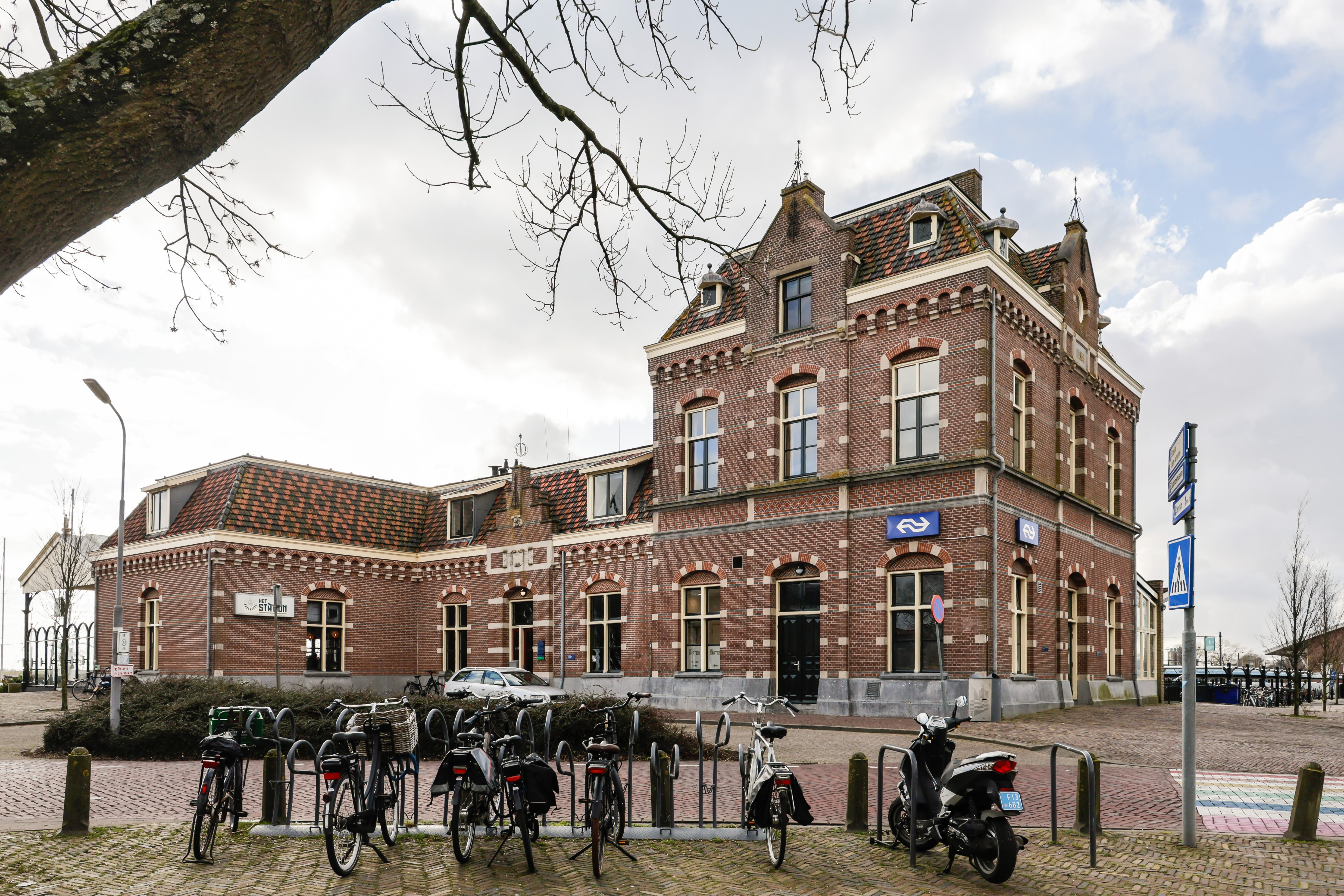 Het station van Enkhuizen scoort hoog, maar het station van Overveen scoort hoger | column