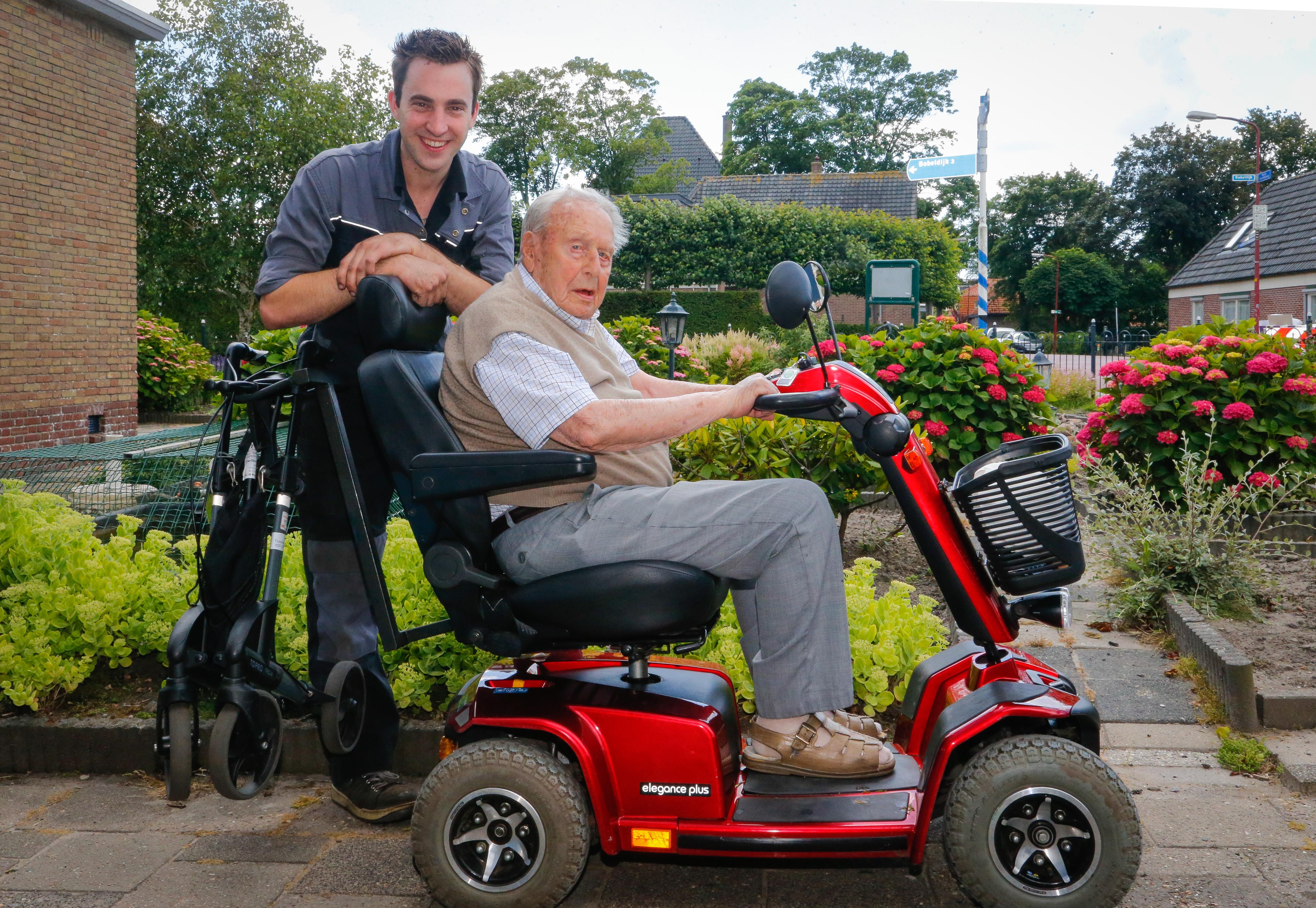 Monteur Rutger reddende engel voor boosterrrijder Piet Knijn (99) uit Avenhorn