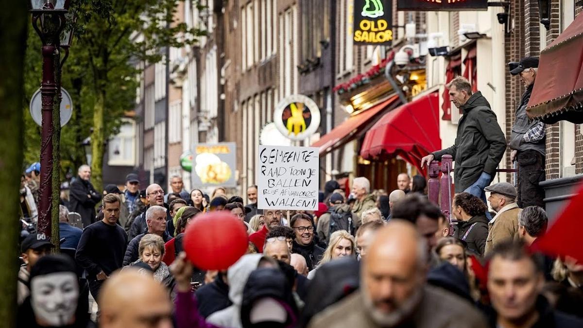 Grote opkomst bij demo tegen verplaatsing raamprostitutie | Noordhollands  Dagblad