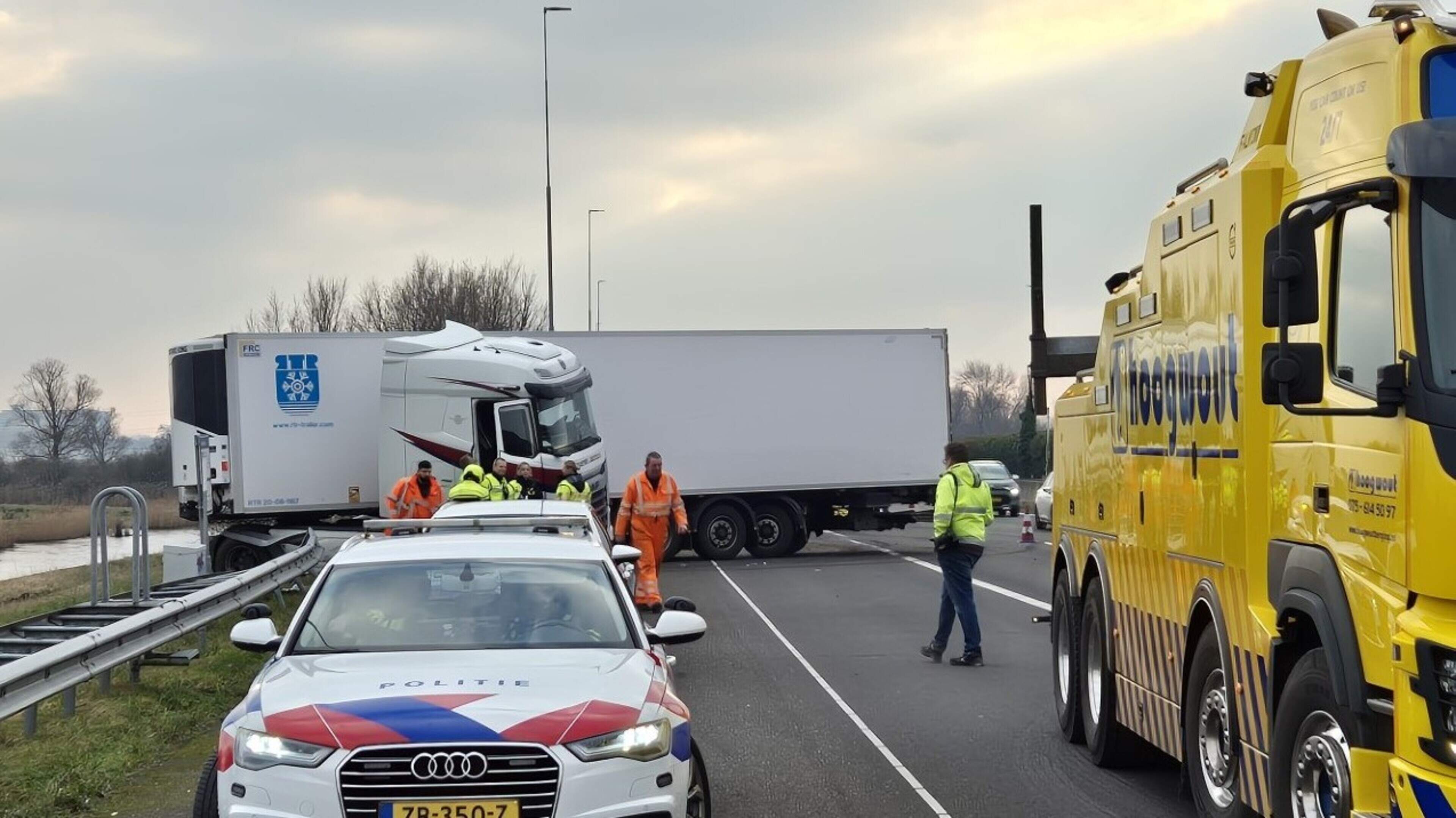 Vrachtwagen met klapband raakt in de slip en belandt in vangrail op A7 bij Wijdewormer