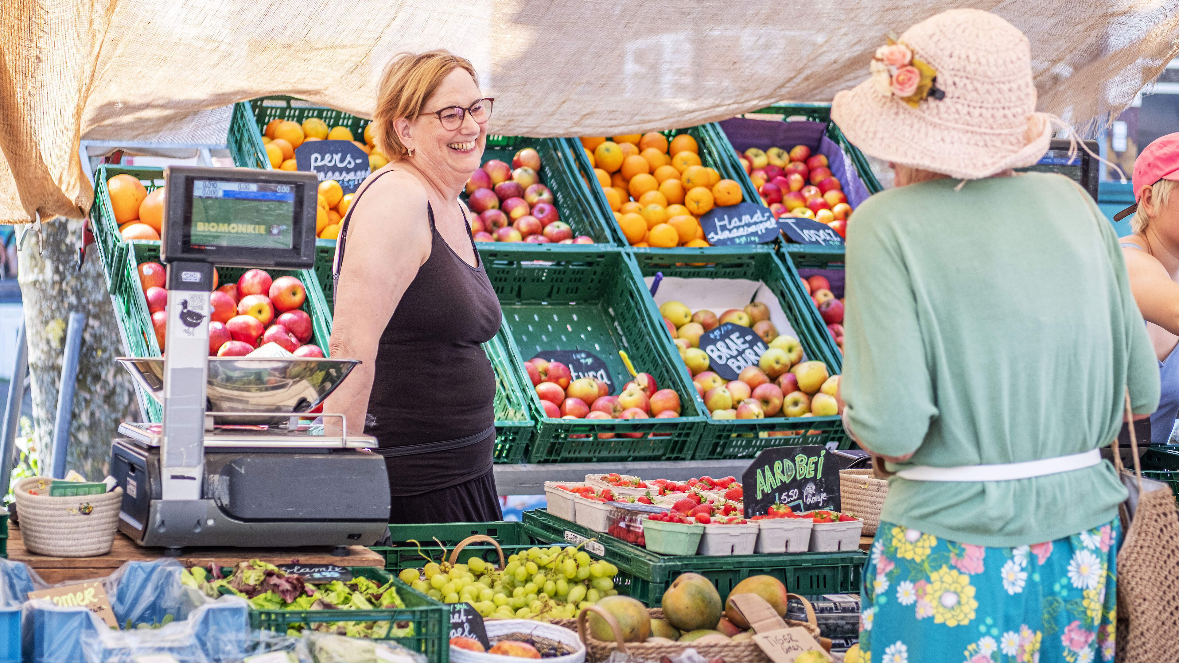 Mushroom coffee, croissants and organic strawberries: Nanja wakes up pleasantly at the Botermarkt in Haarlem