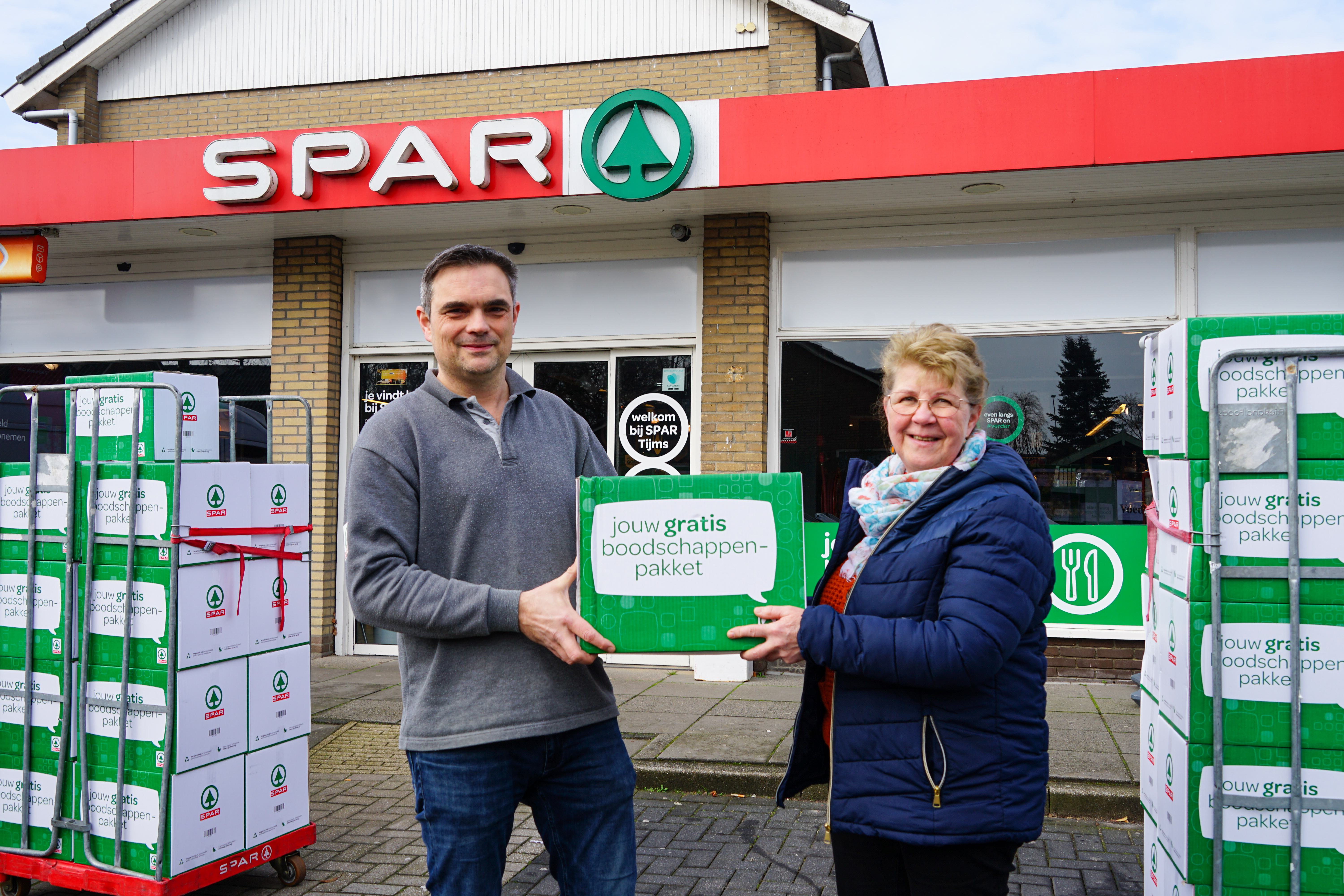 Liefdevol gebaar van klanten buurtsuper Ursem. Gedoneerde zegeltjes worden omgetoverd tot 201 boodsc