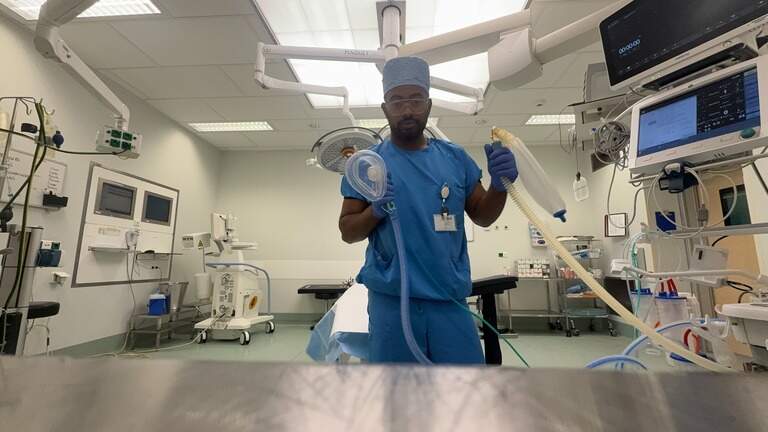 Gespecialiseerd verpleegkundige in wording Jeremy Schooneman verdiept zich bij het Dijklander Ziekenhuis in de fijne kneepjes van de anesthesie.