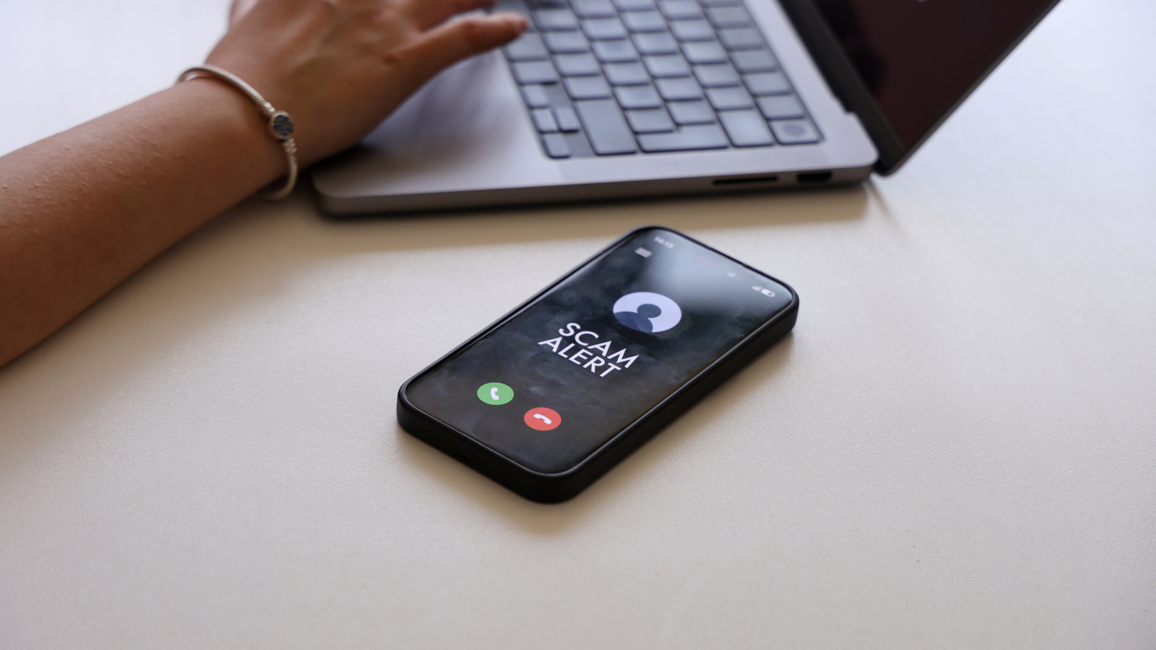 Beverwijk senior (79) repeatedly scammed by fake digital invoices: ’He thought his internet was being cut off’