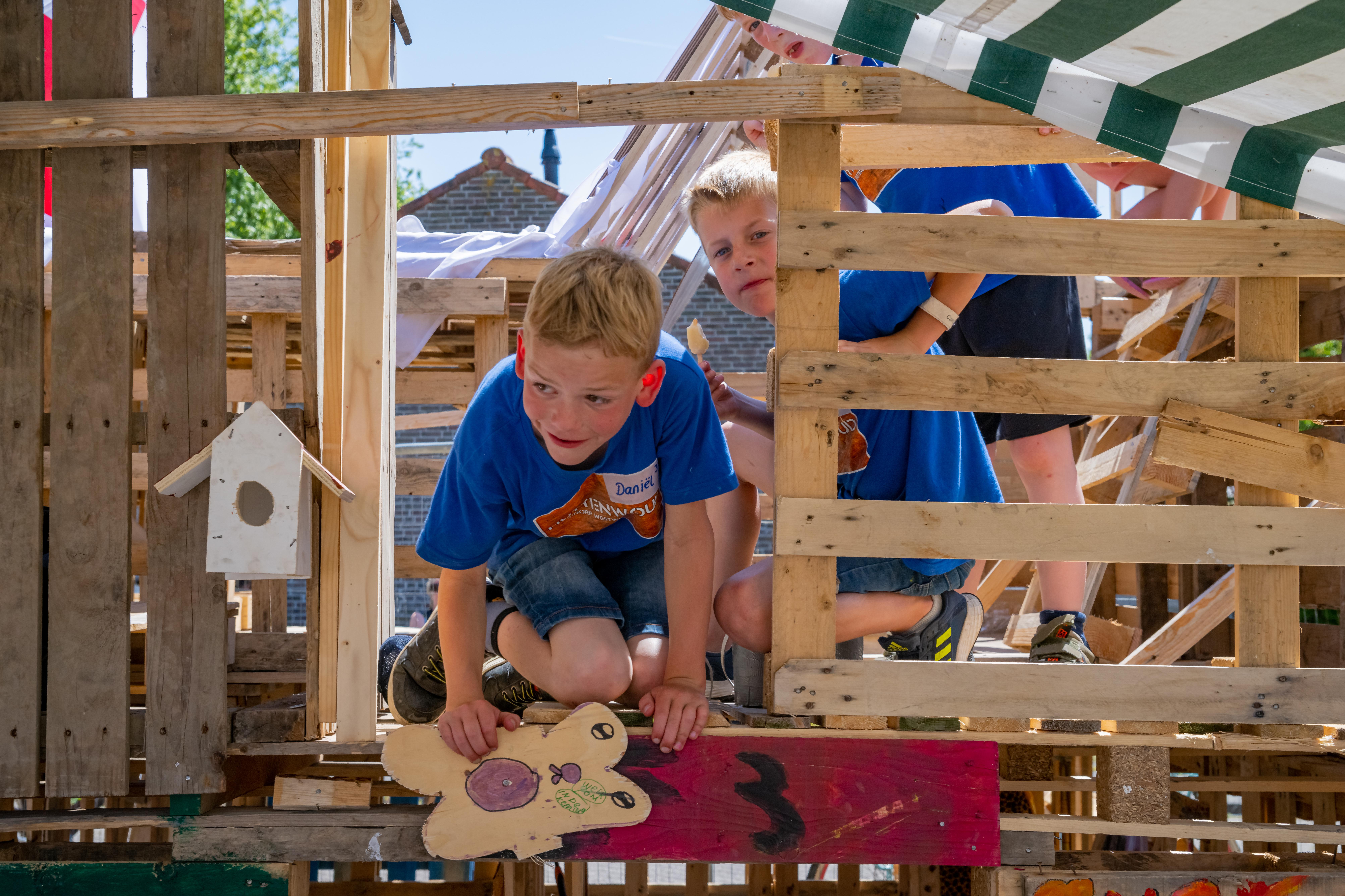 ’Wie bouwt de hoogste toren?’ Huttendorp Westwoud ook dit jaar een groot succes